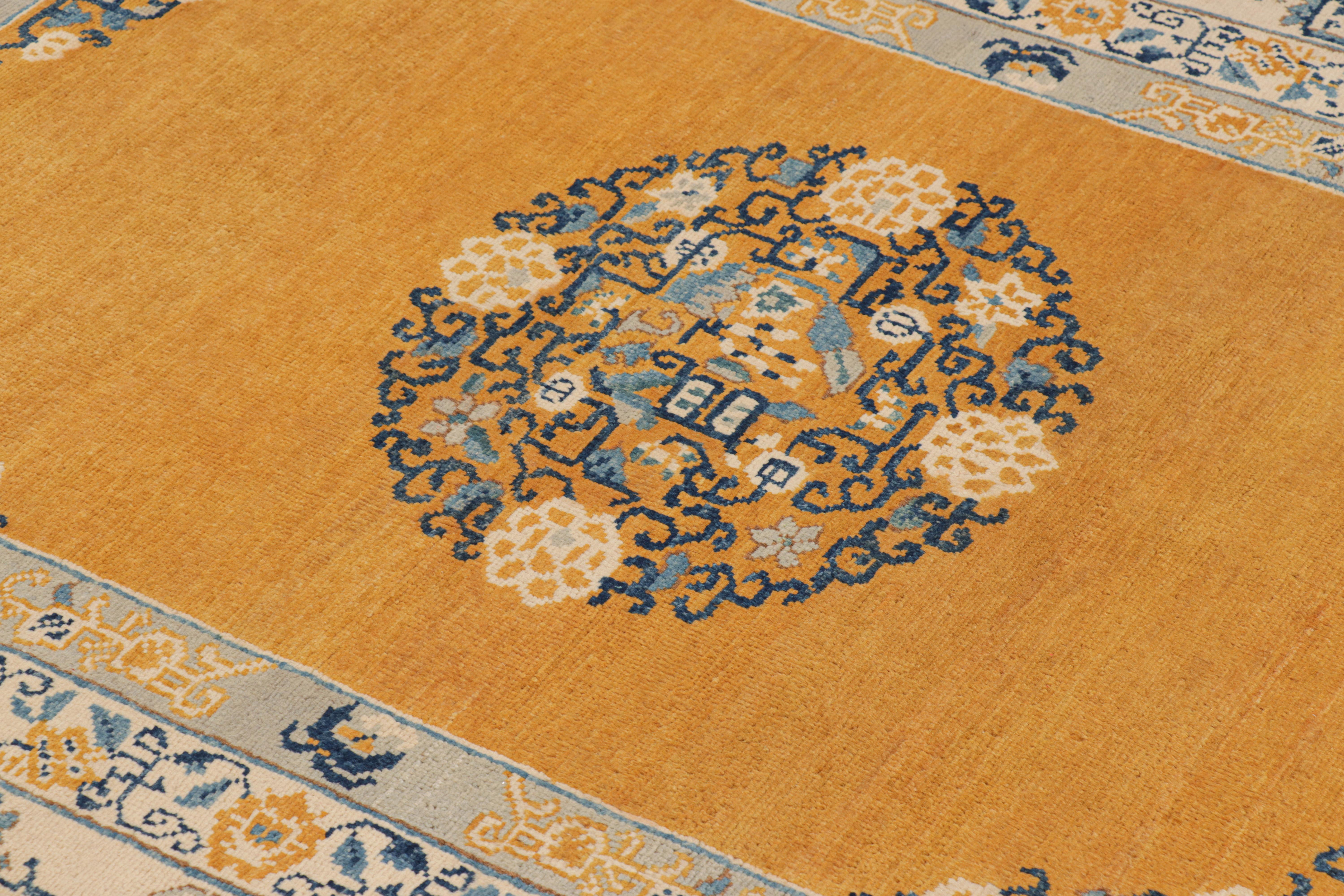 Noué à la main en laine, ce tapis 4x6 Modern Classics de Rug & Kilim fait partie d'une rare série de triplés dans ce motif, inspiré des tapis chinois anciens de style Art déco et de motifs similaires de Chinoiserie des années 1920.

Sur le Design :