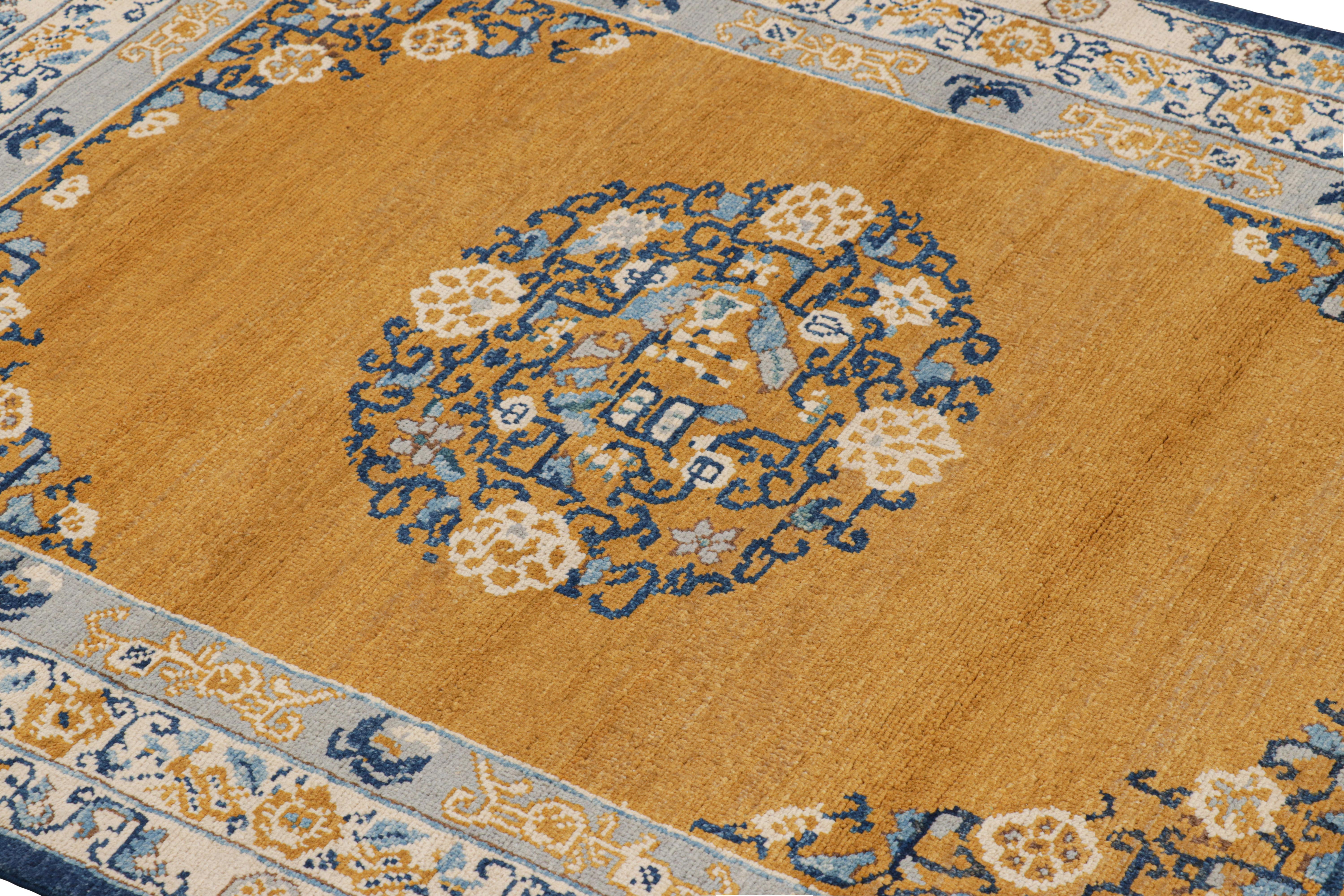 Dieser aus Wolle handgeknüpfte Teppich Modern Classics 4x6 von Rug & Kilim gehört zu einer seltenen Serie von Drillingen in diesem Design, das von antiken chinesischen Art-Déco-Teppichen und ähnlichen Chinoiserie-Designs der 1920er Jahre inspiriert