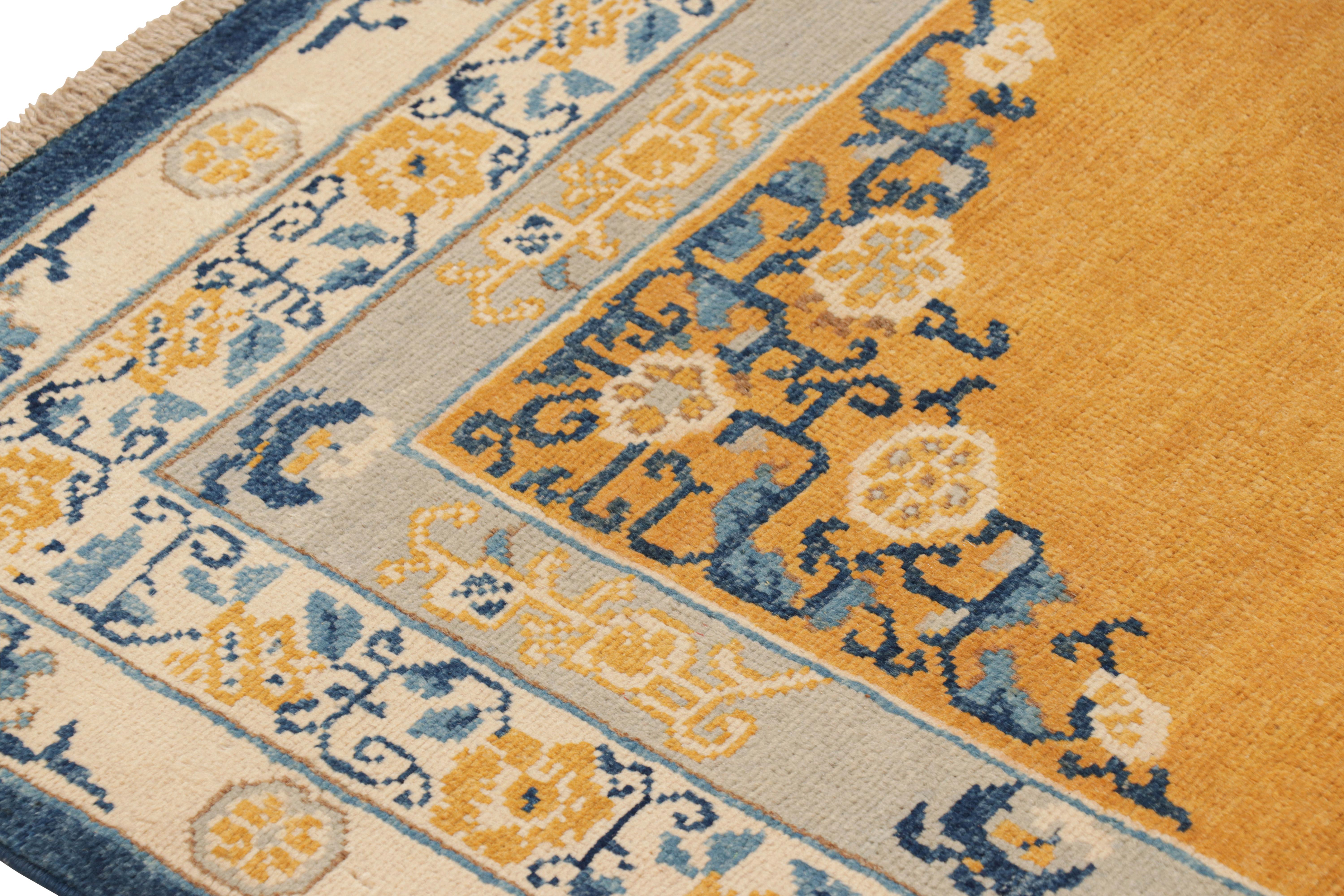 Afghan Rug & Kilim's Art Deco Rug in Gold with Medallion and Floral Patterns (tapis Art déco doré avec médaillons et motifs floraux) en vente