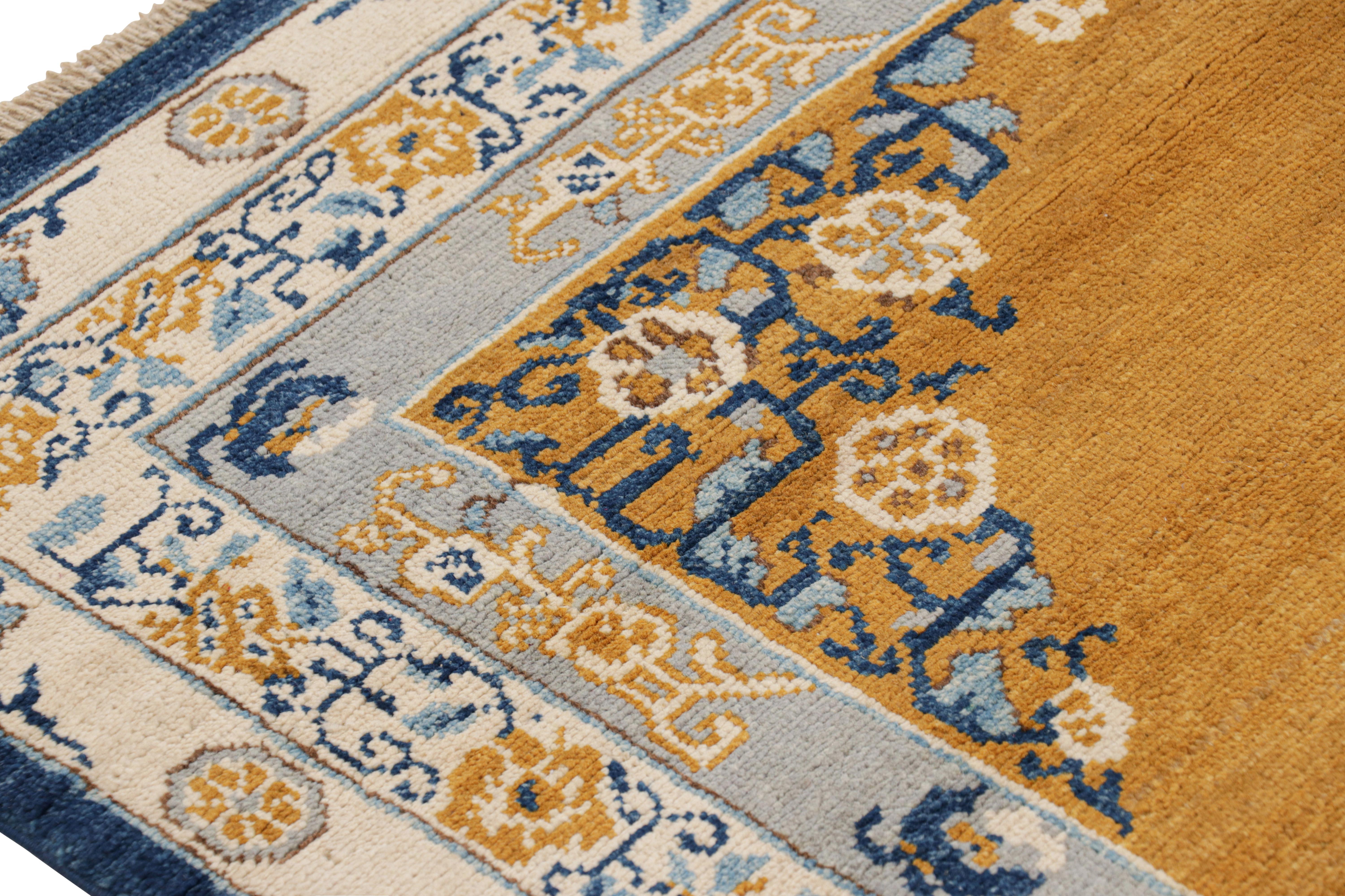 Rug & Kilim's Art Deco Teppich in Gold mit Medaillon und floralen Mustern (Art déco) im Angebot