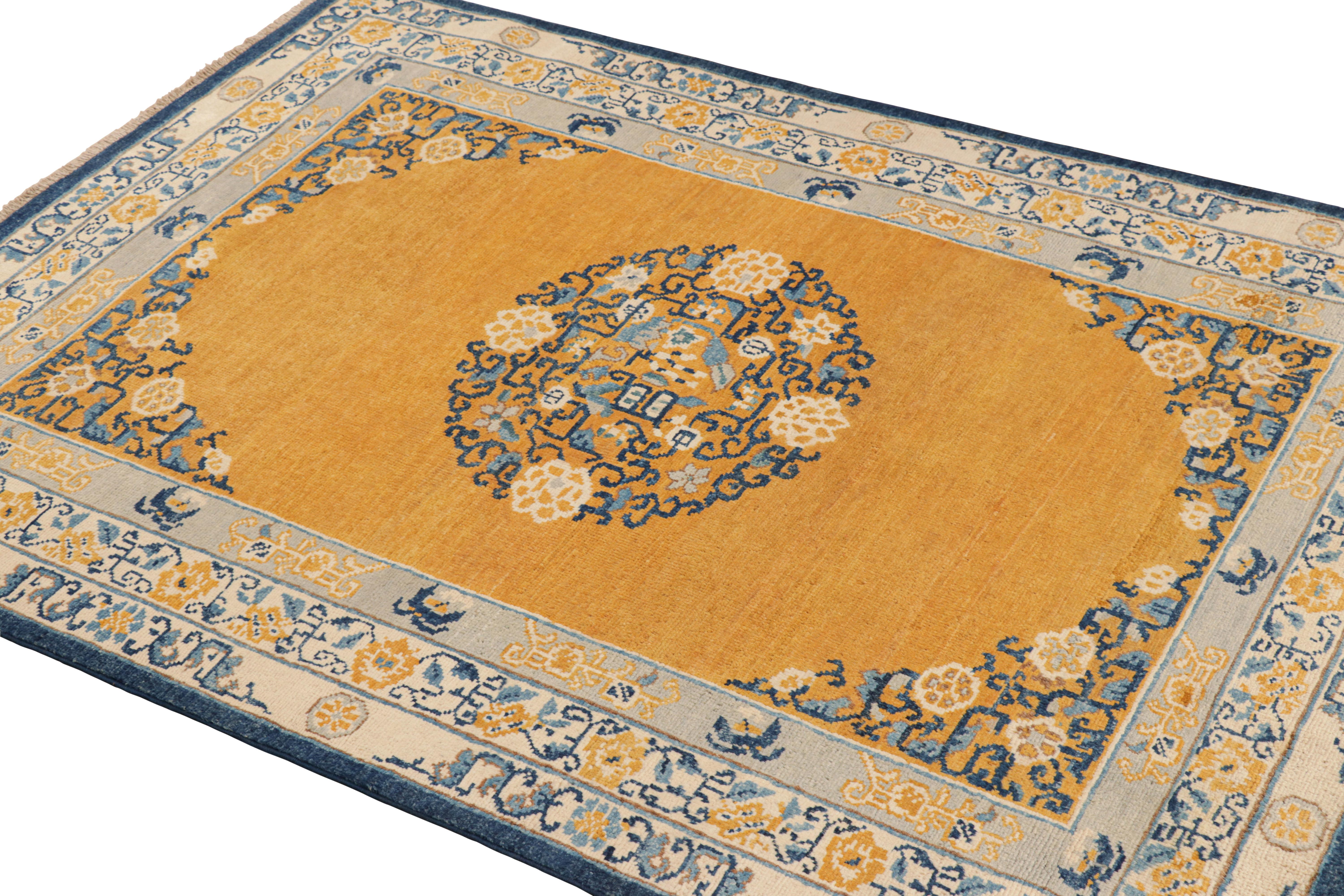 Afghano Tappeto Art Deco di Rug & Kilim in oro con medaglioni e motivi floreali in vendita