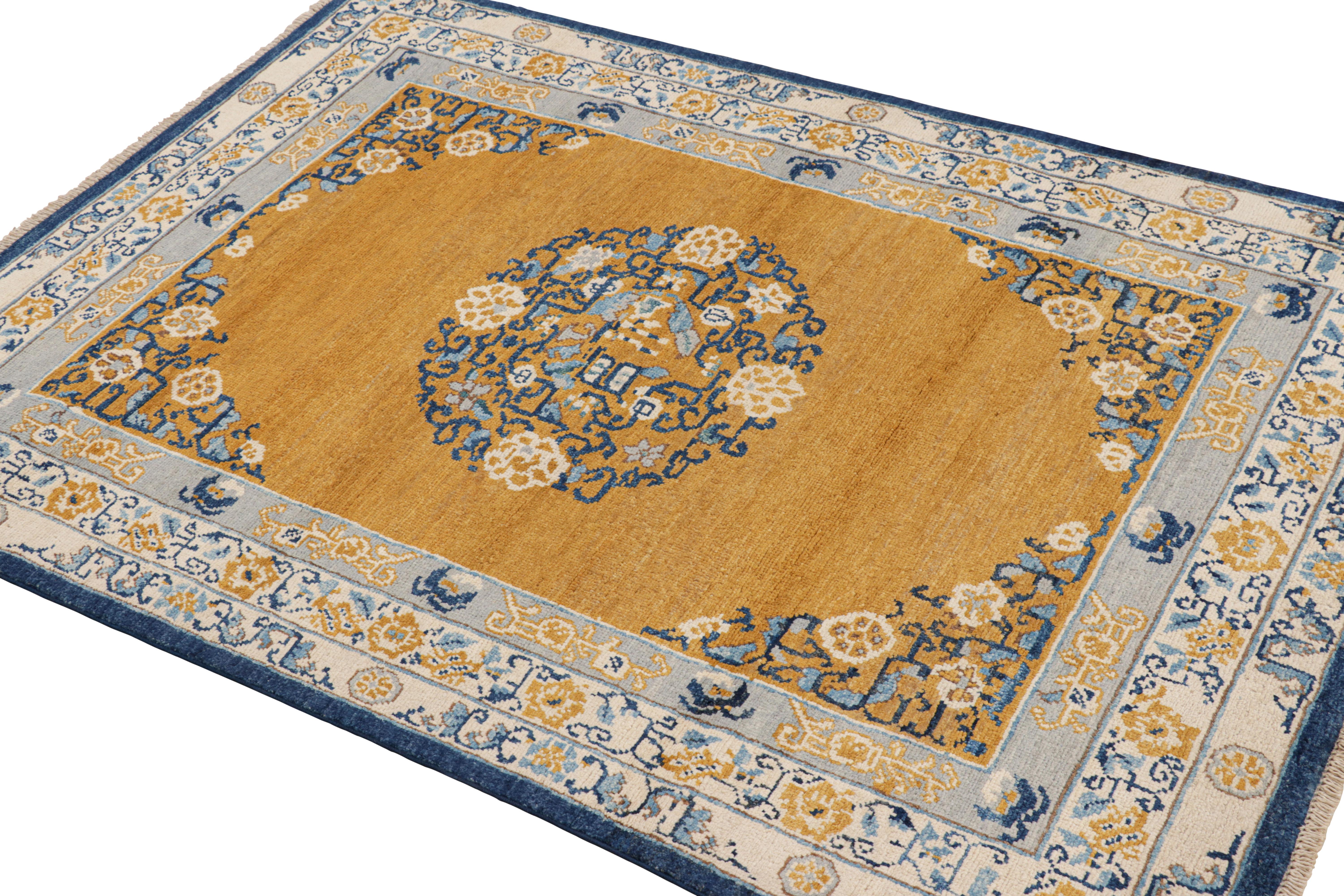 Rug & Kilim's Art Deco Teppich in Gold mit Medaillon und floralen Mustern (Afghanisch) im Angebot