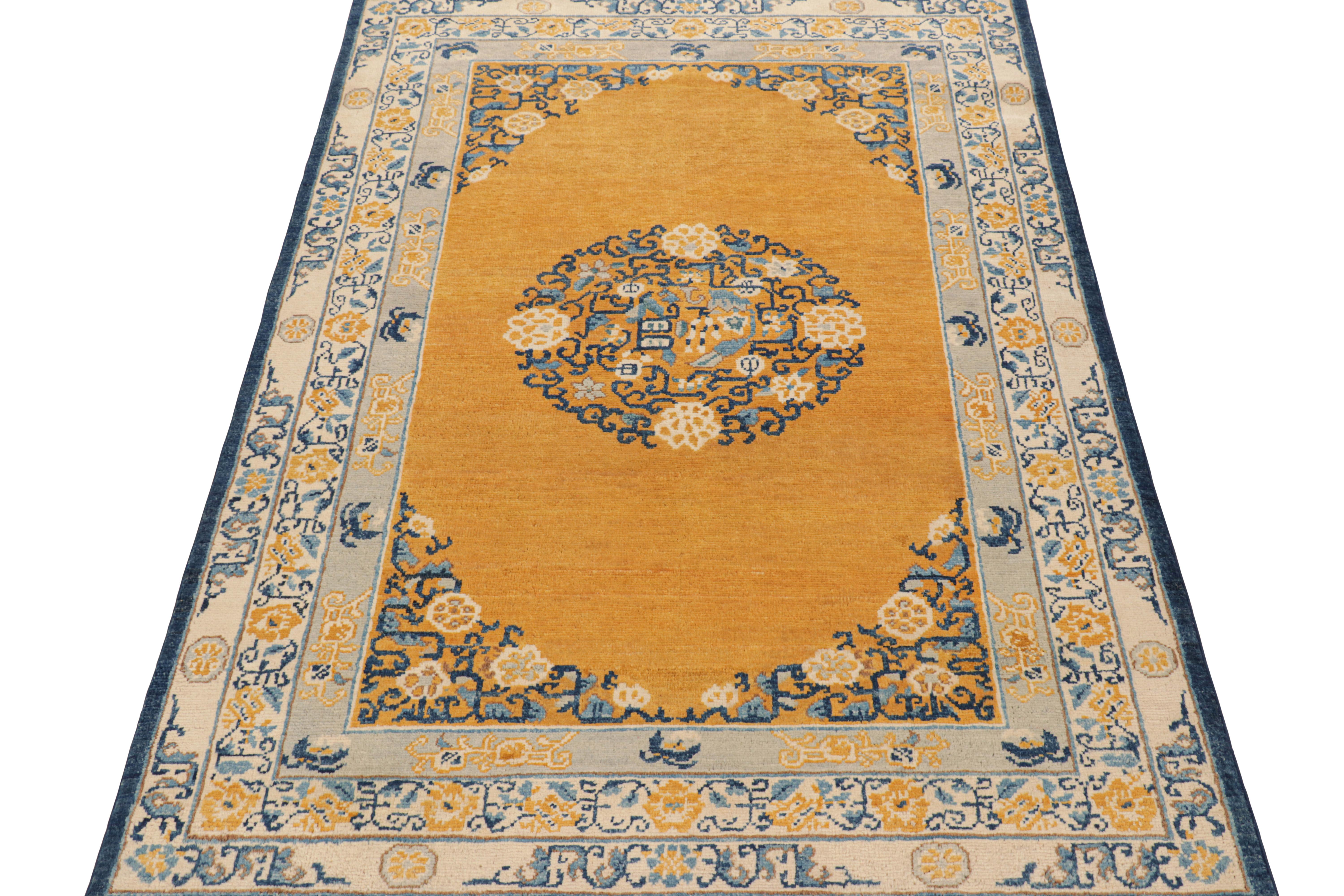 Annodato a mano Tappeto Art Deco di Rug & Kilim in oro con medaglioni e motivi floreali in vendita