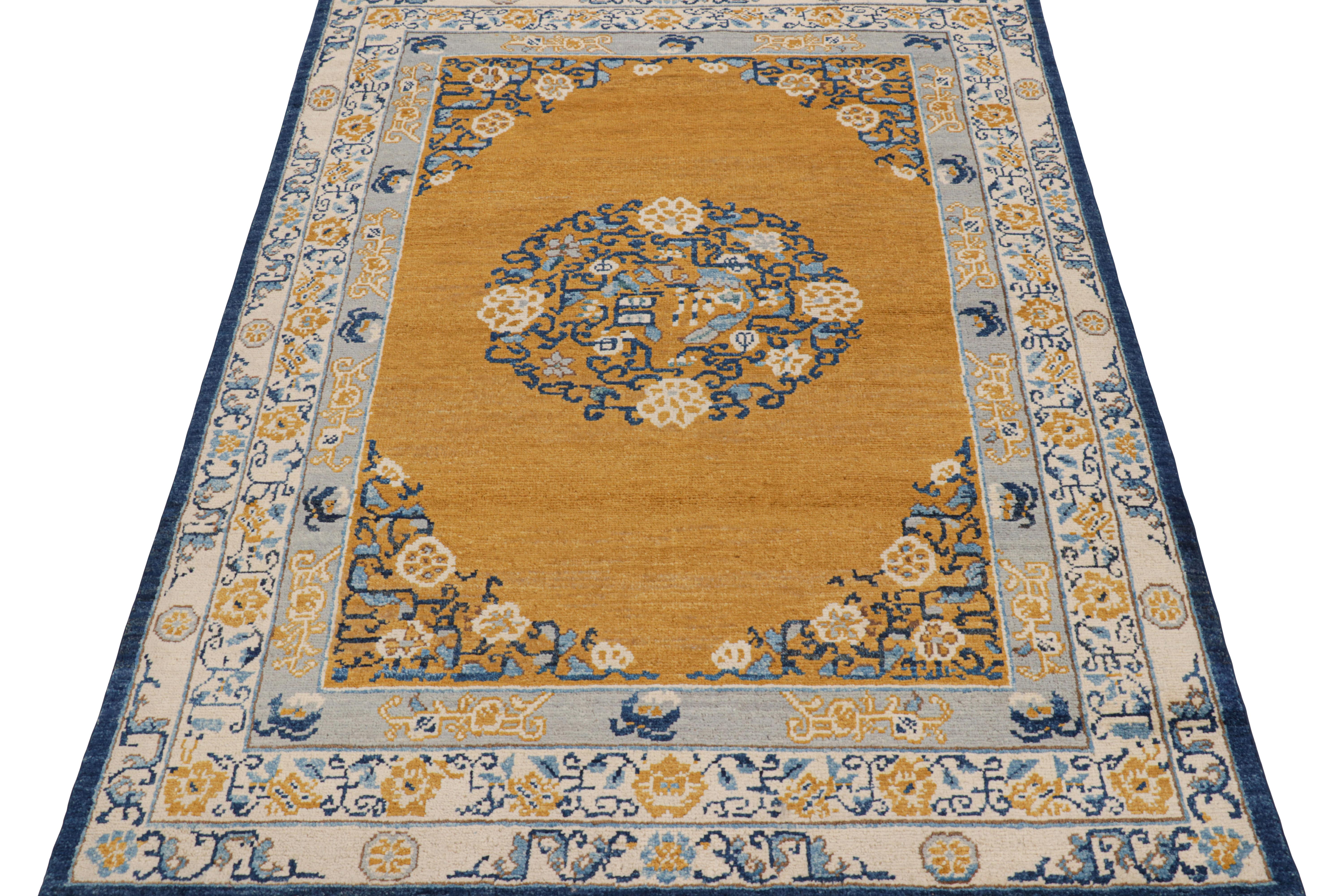 Rug & Kilim's Art Deco Teppich in Gold mit Medaillon und floralen Mustern (Handgeknüpft) im Angebot