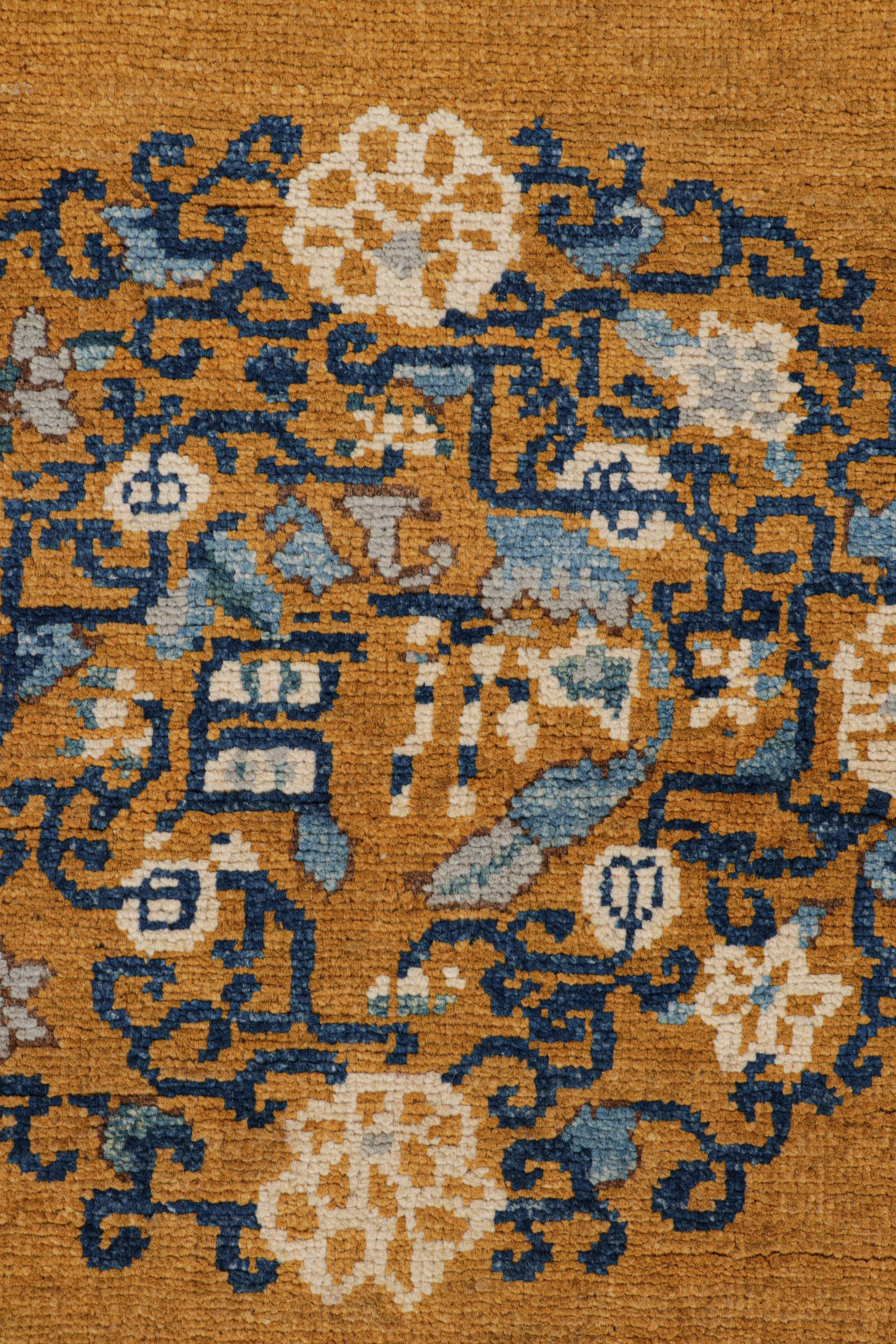 XXIe siècle et contemporain Rug & Kilim's Art Deco Rug in Gold with Medallion and Floral Patterns (tapis Art déco doré avec médaillons et motifs floraux) en vente