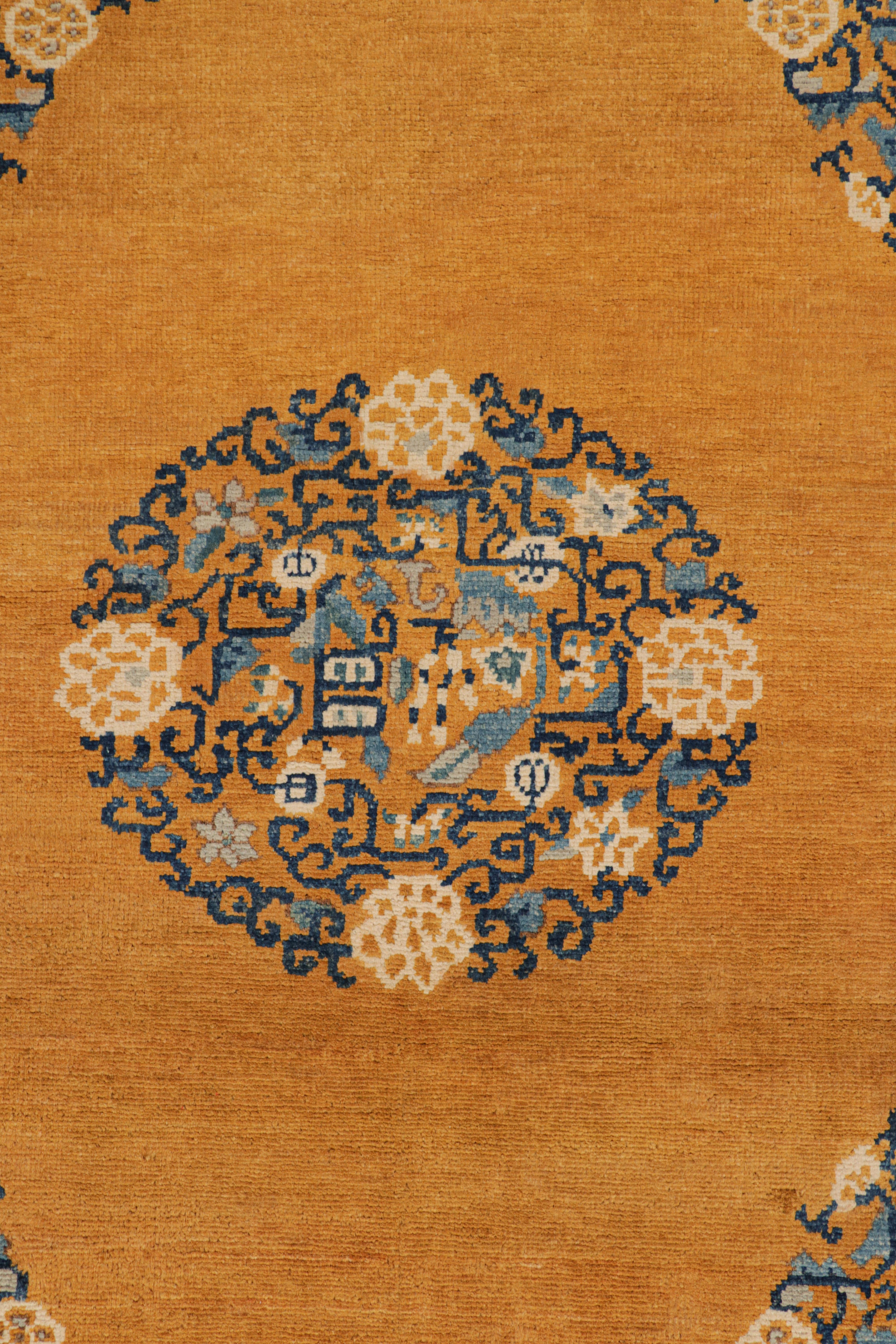 XXIe siècle et contemporain Rug & Kilim's Art Deco Rug in Gold with Medallion and Floral Patterns (tapis Art déco doré avec médaillons et motifs floraux) en vente