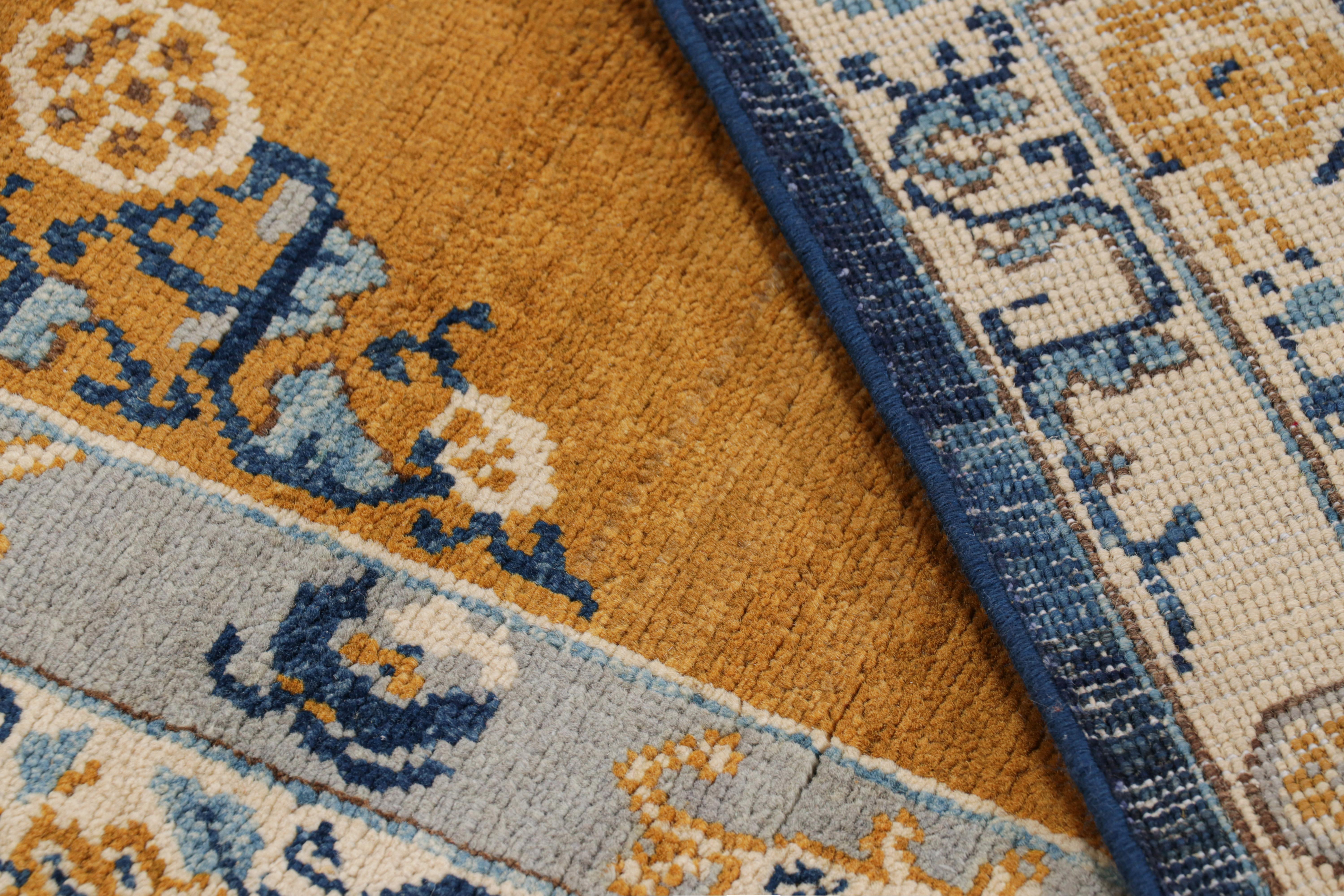 Laine Rug & Kilim's Art Deco Rug in Gold with Medallion and Floral Patterns (tapis Art déco doré avec médaillons et motifs floraux) en vente