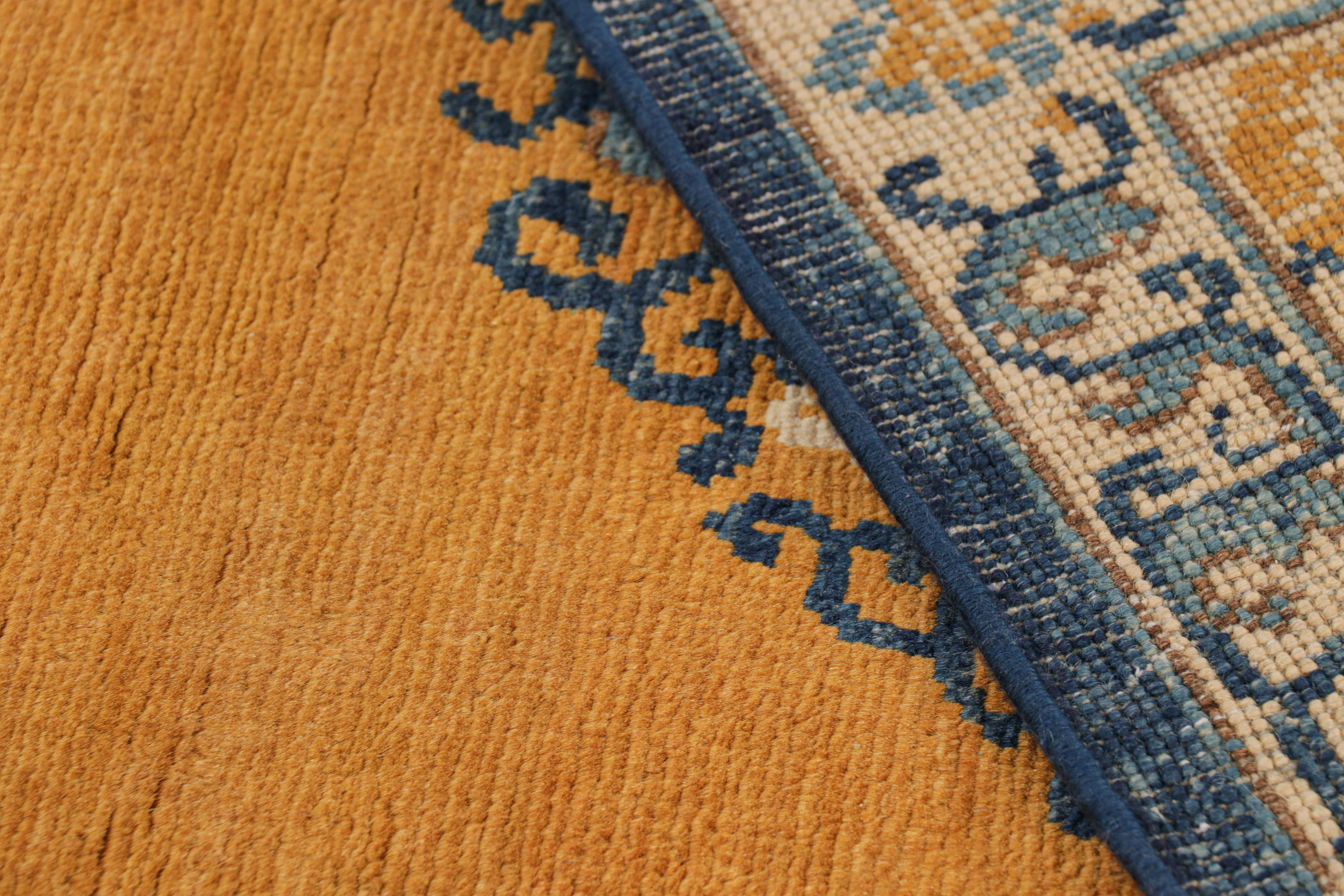 Laine Rug & Kilim's Art Deco Rug in Gold with Medallion and Floral Patterns (tapis Art déco doré avec médaillons et motifs floraux) en vente