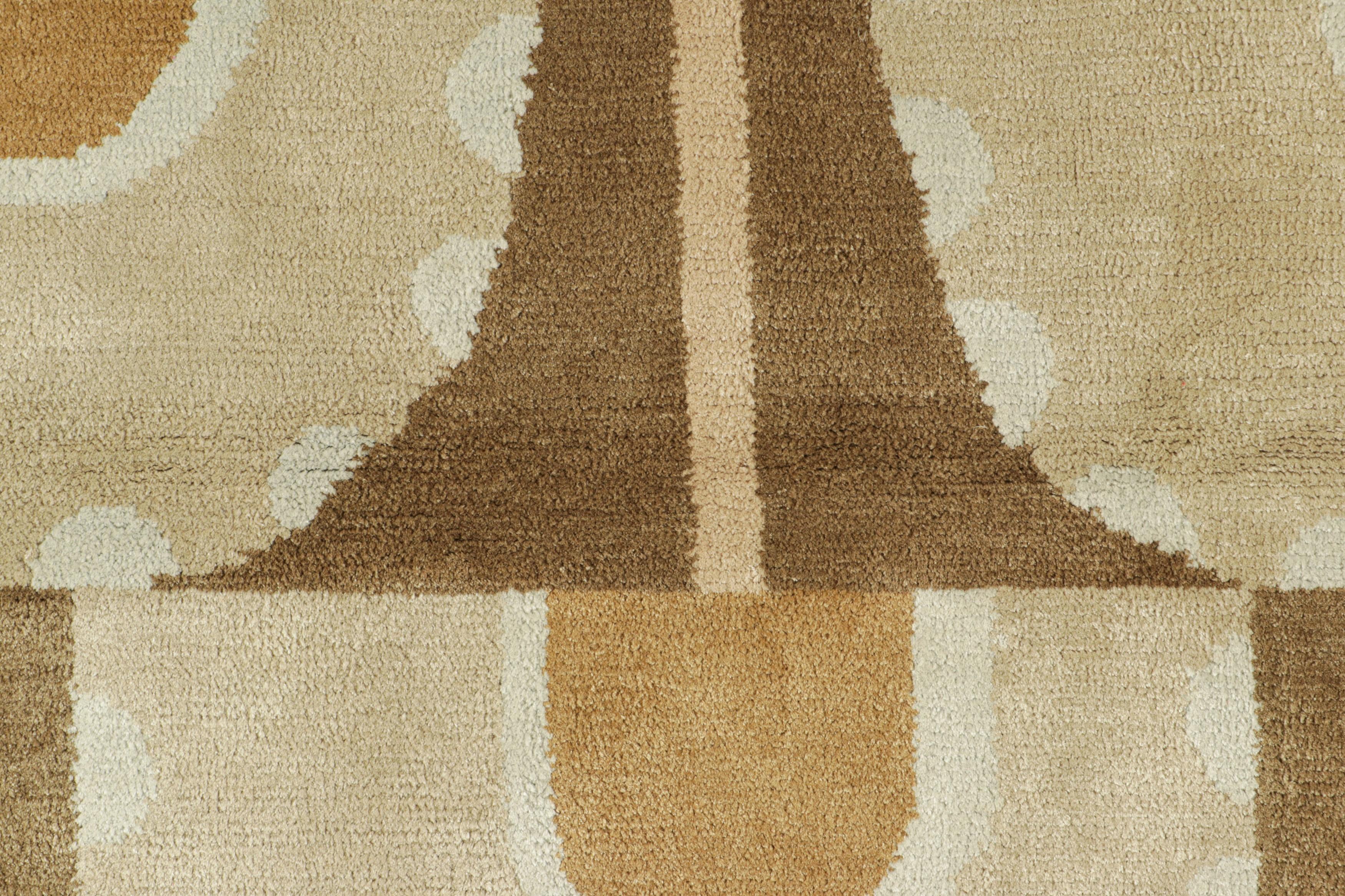 Népalais Rug & Kilim's Art Deco Style Custom Rug Sample in Beige-Brown and Cream Tones (échantillon de tapis personnalisé de style Art déco dans les tons beige-brun et crème) en vente