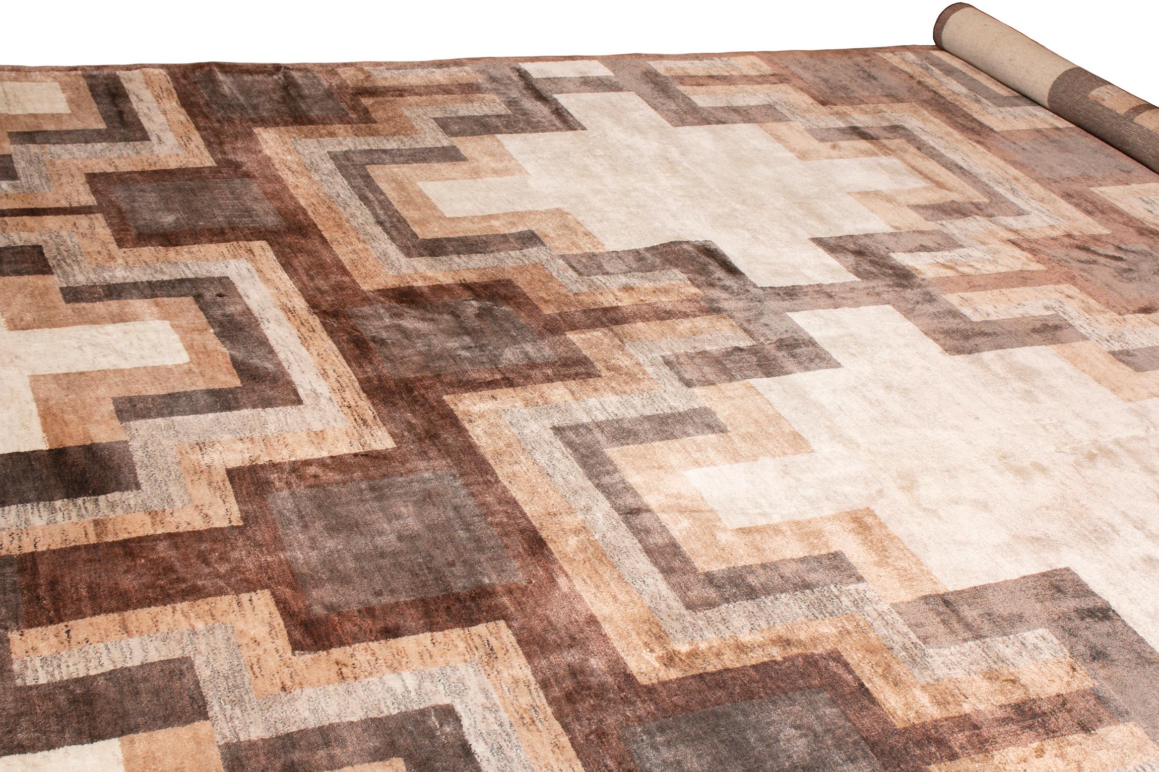 Ein 12 x 18 großer Teppich aus der Mid-Century Modern Teppichkollektion von Rug & Kilim, handgeknüpft aus einer Mischung aus Wolle und natürlicher Seide, die eine moderne Annäherung an den Art Deco Teppichstil mit einer komfortablen, satten