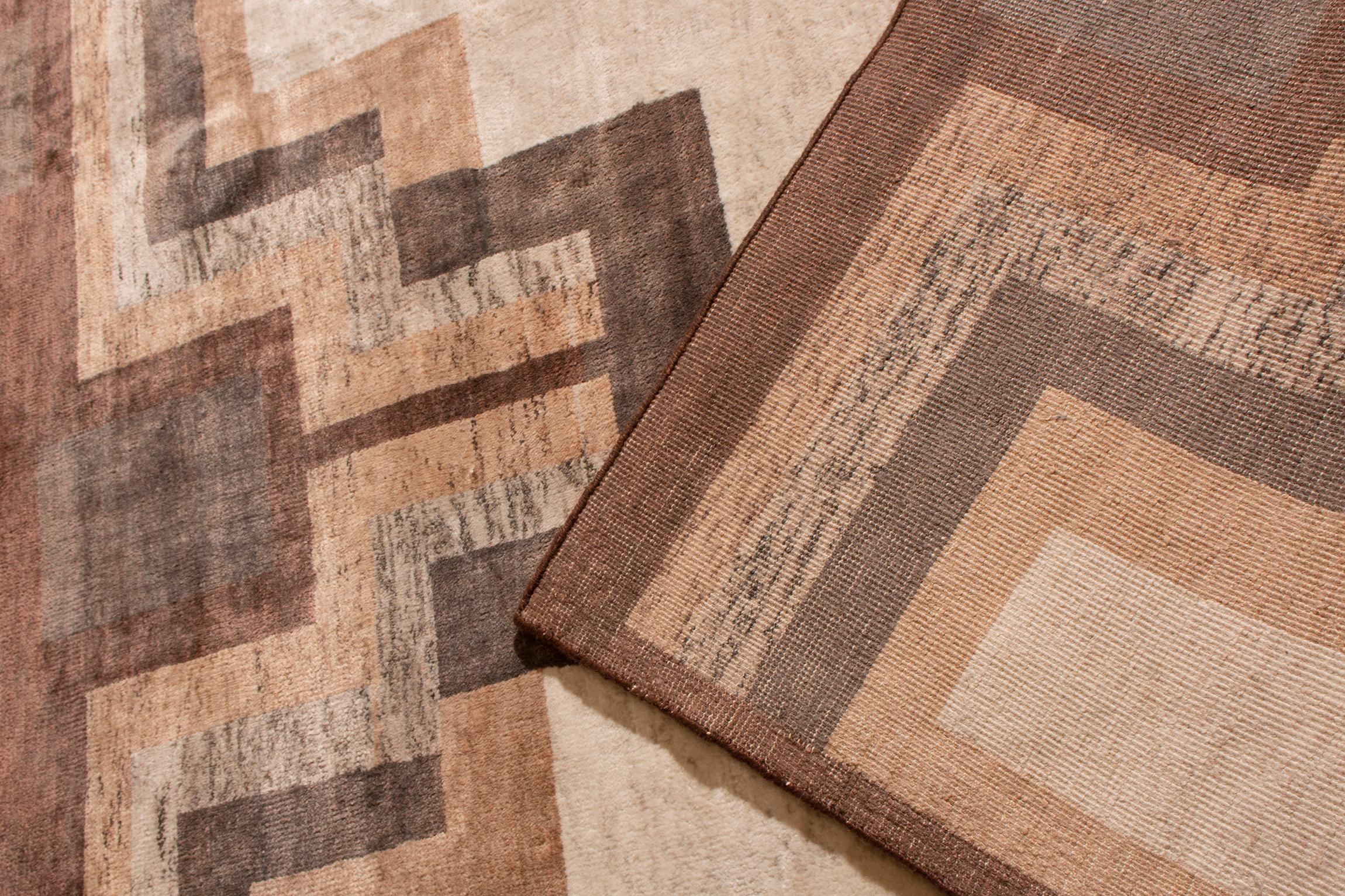 Annodato a mano Tappeto in stile Art Deco di Rug & Kilim, beige marrone, metà del secolo scorso, motivo geometrico in vendita