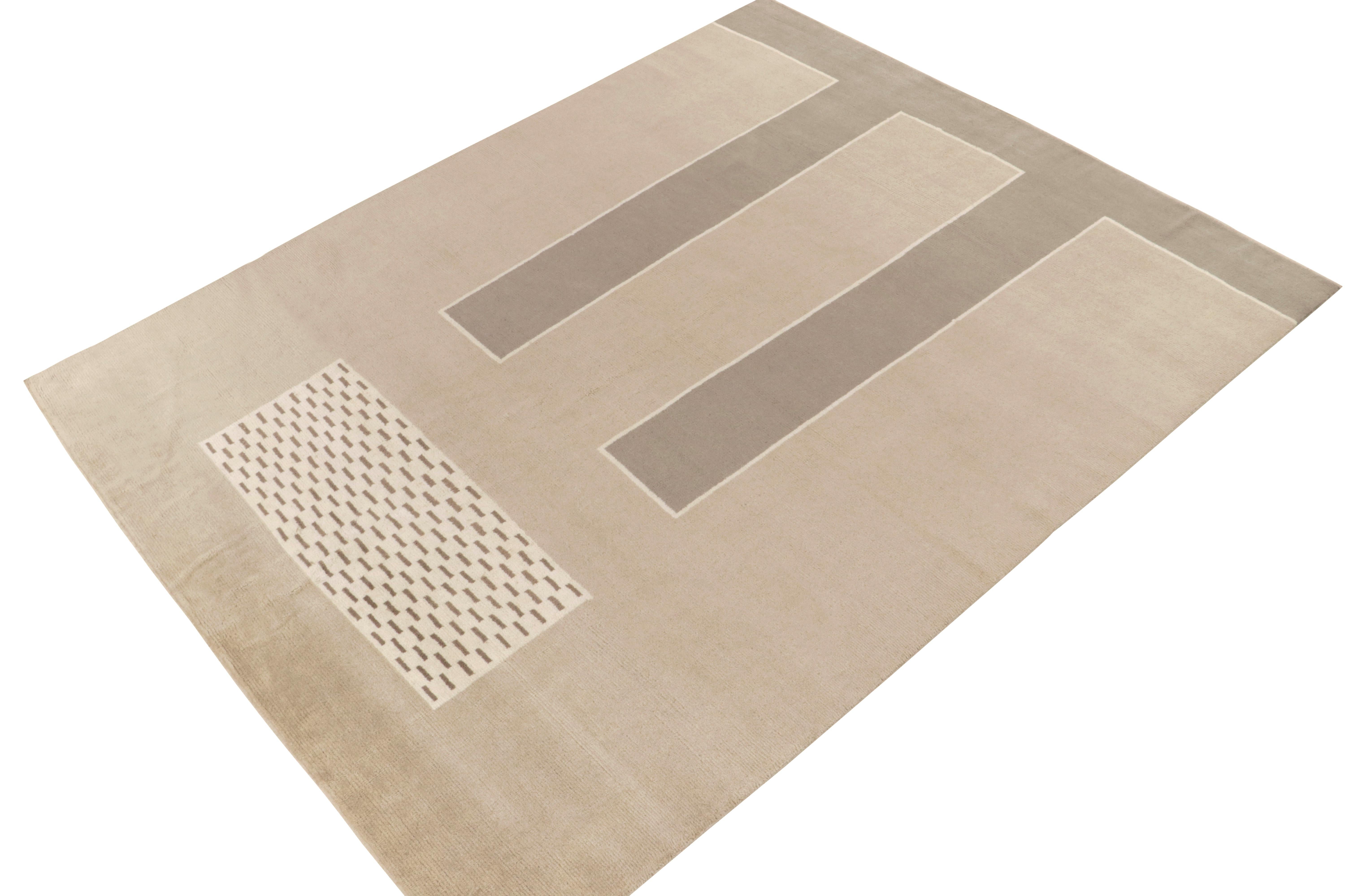 Der handgeknüpfte Wollteppich 8x10 aus der neuen Collection'S von Rug & Kilim ist vom berühmten Art-Déco-Stil inspiriert. Dieser Teppich ist von der schwedischen Deco-Sensibilität des frühen 20. Jahrhunderts inspiriert und besticht durch ein