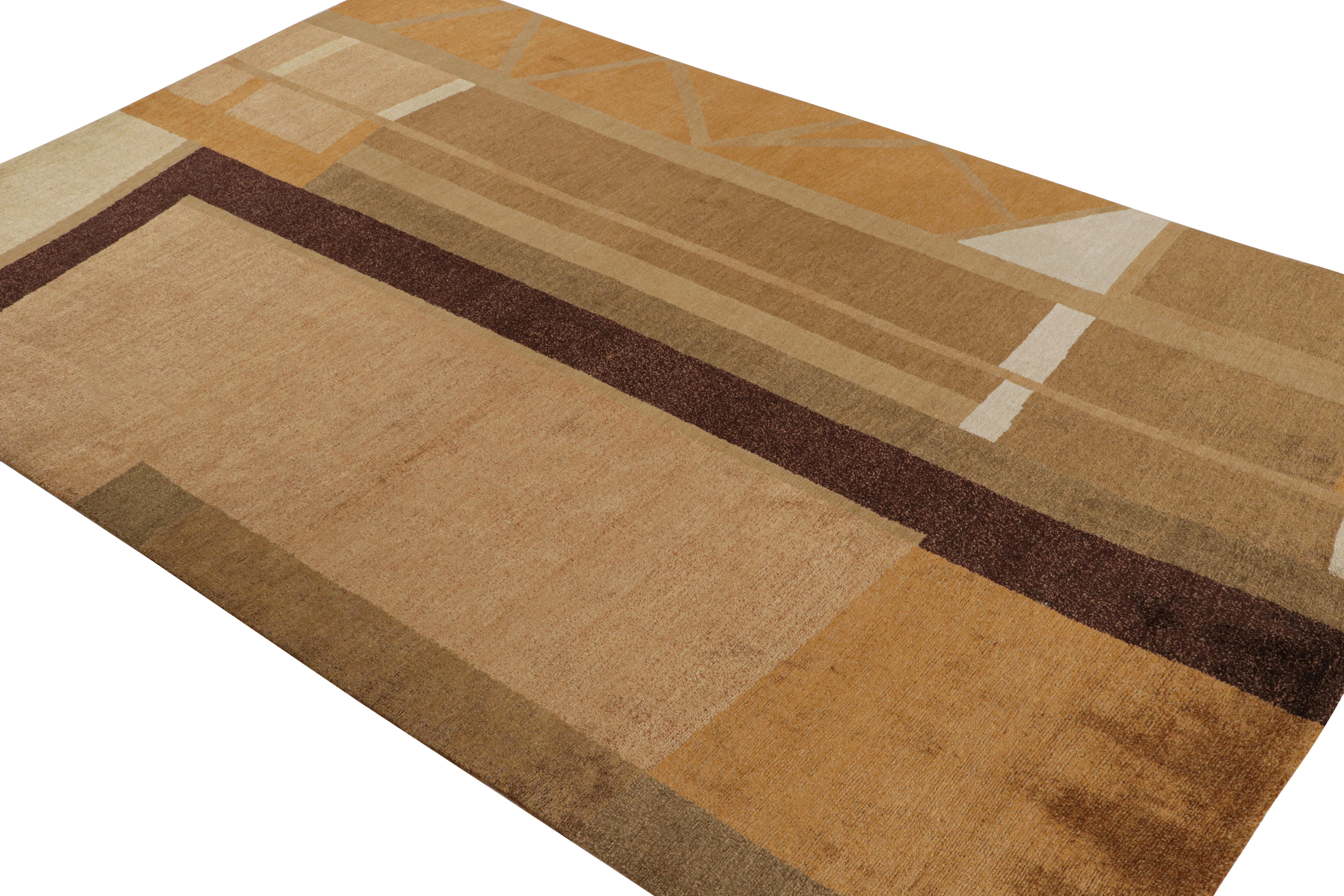 Réalisé en laine et soie nouées à la main, ce tapis contemporain 6x9 dans des tons beige-brun, or et rose représente un modèle exclusif de la collection de tapis Art déco de Rug & Kilim.

Sur le Design : 

Inspirée des principes de l'Art déco, cette