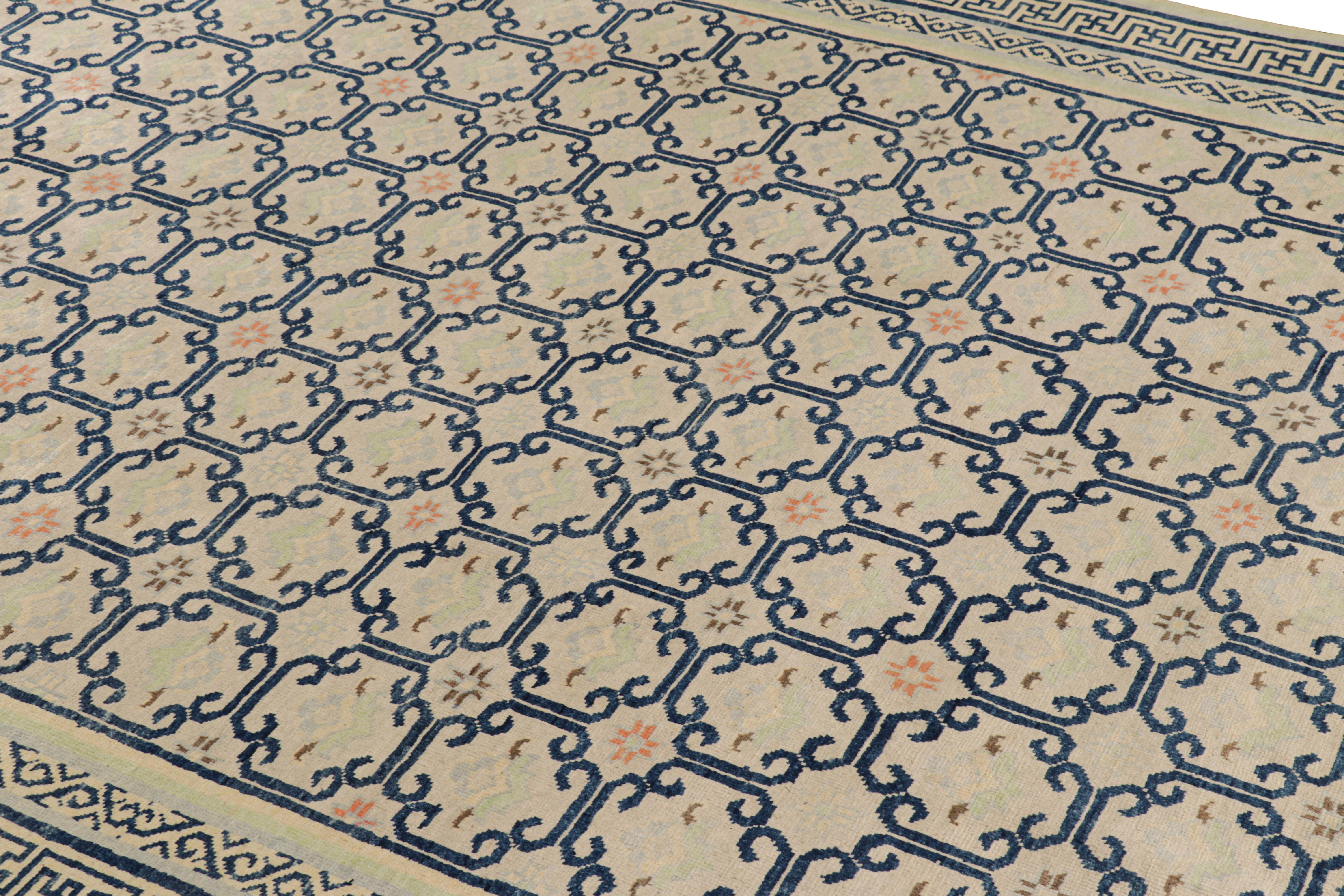 Noué à la main en laine, ce tapis Modern Classics 6x10 de Rug & Kilim est orné de motifs géométriques inspirés du mouvement Art déco chinois des années 1920. 

Sur le Design : 

Un jeu de tons beige et blanc crème souligne une répétition de