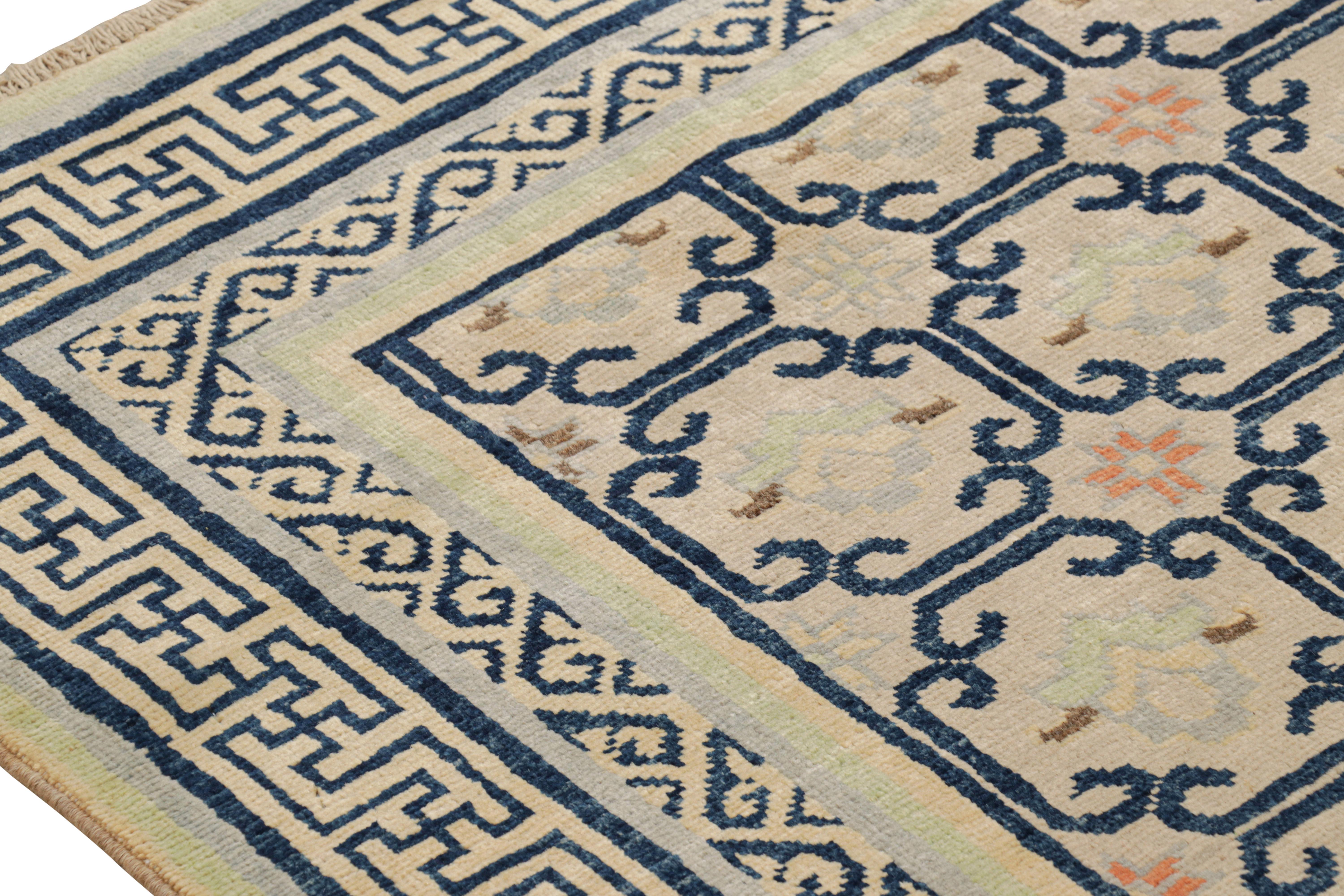 Afghan Rug & Kilim's Art Deco Style Rug in Beige with Blue Geometric Patterns (tapis de style Art déco en beige avec des motifs géométriques bleus) en vente