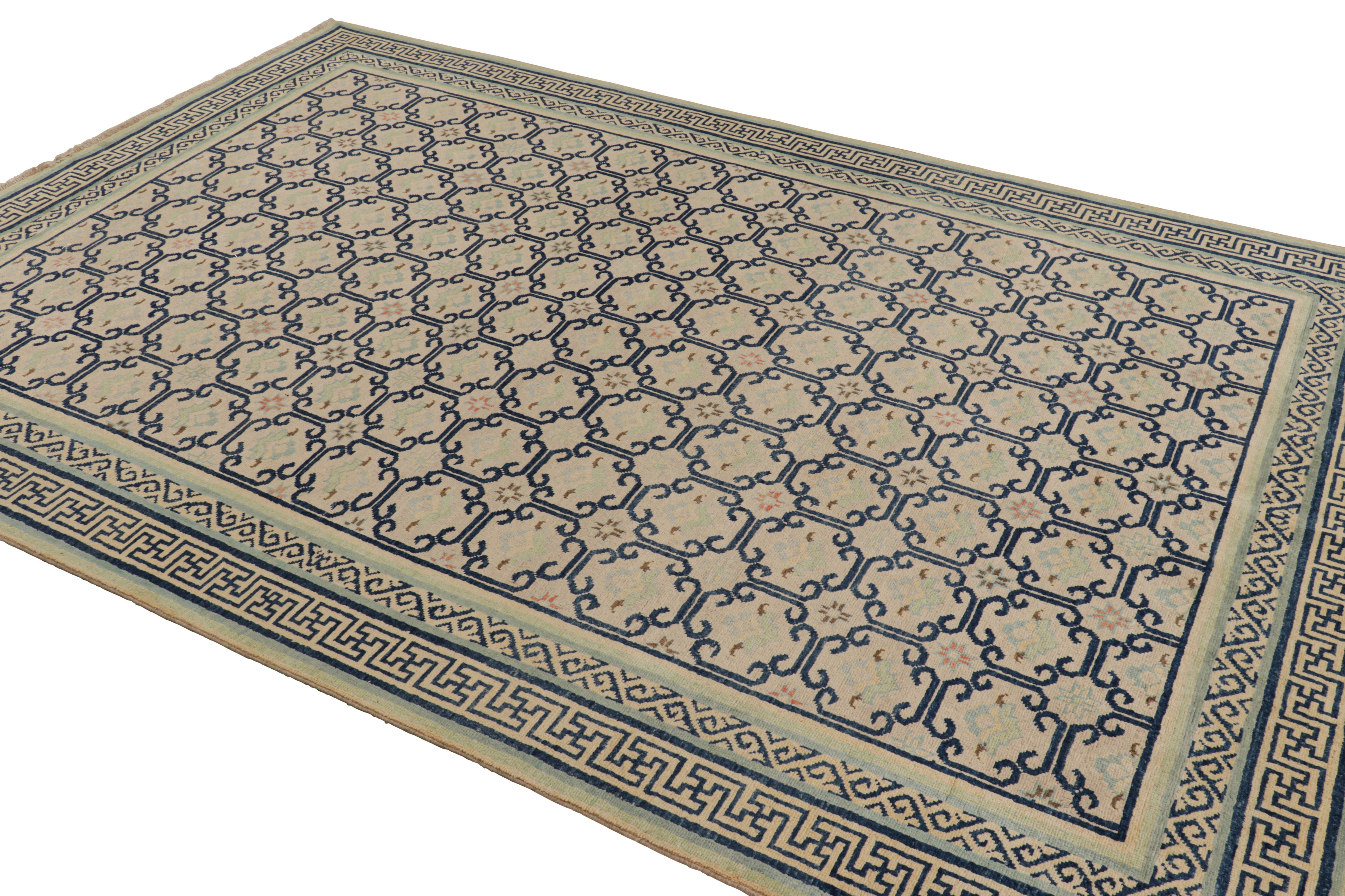 Noué à la main Rug & Kilim's Art Deco Style Rug in Beige with Blue Geometric Patterns (tapis de style Art déco en beige avec des motifs géométriques bleus) en vente