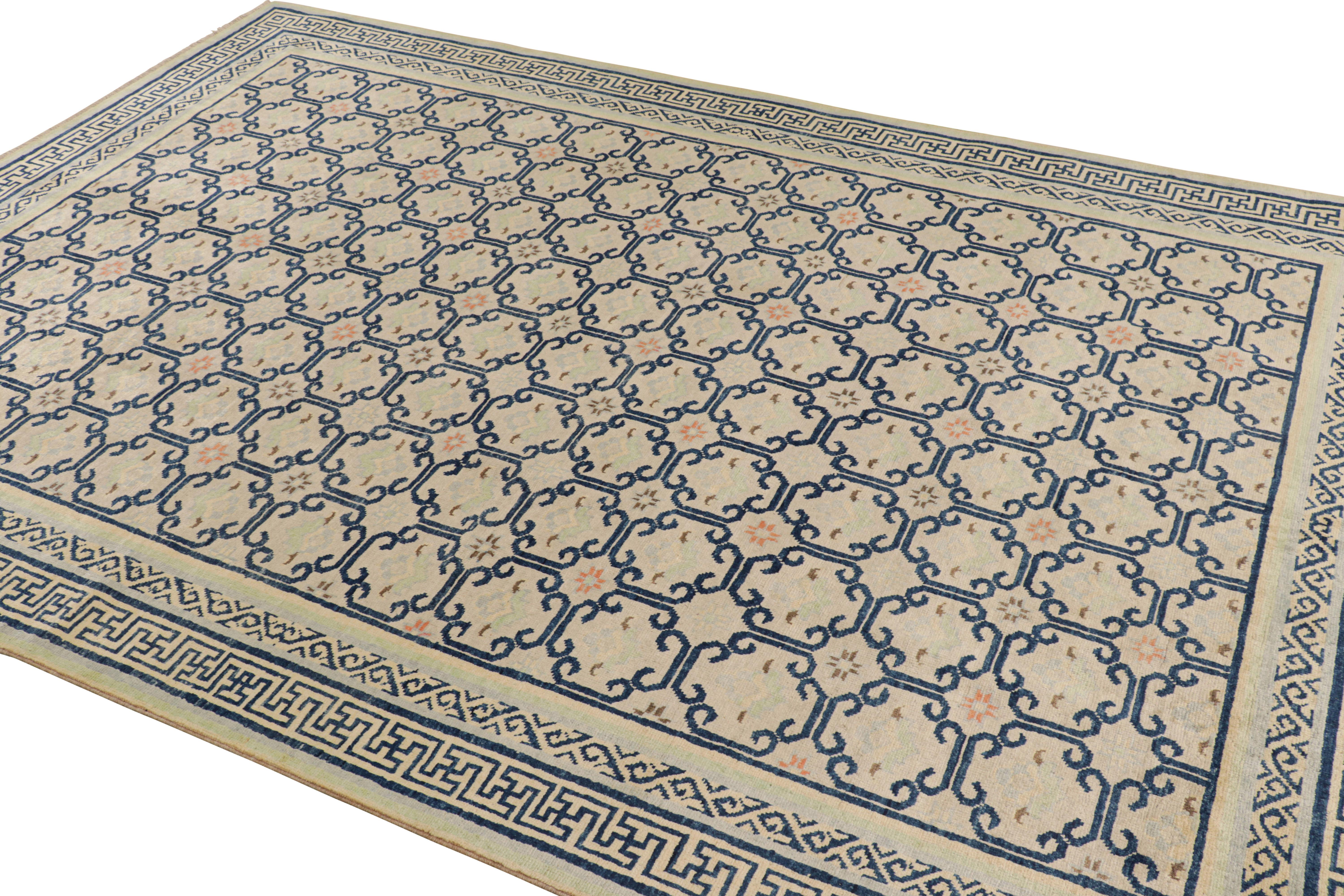 Noué à la main Rug & Kilim's Art Deco Style Rug in Beige with Blue Geometric Patterns (tapis de style Art déco en beige avec des motifs géométriques bleus) en vente