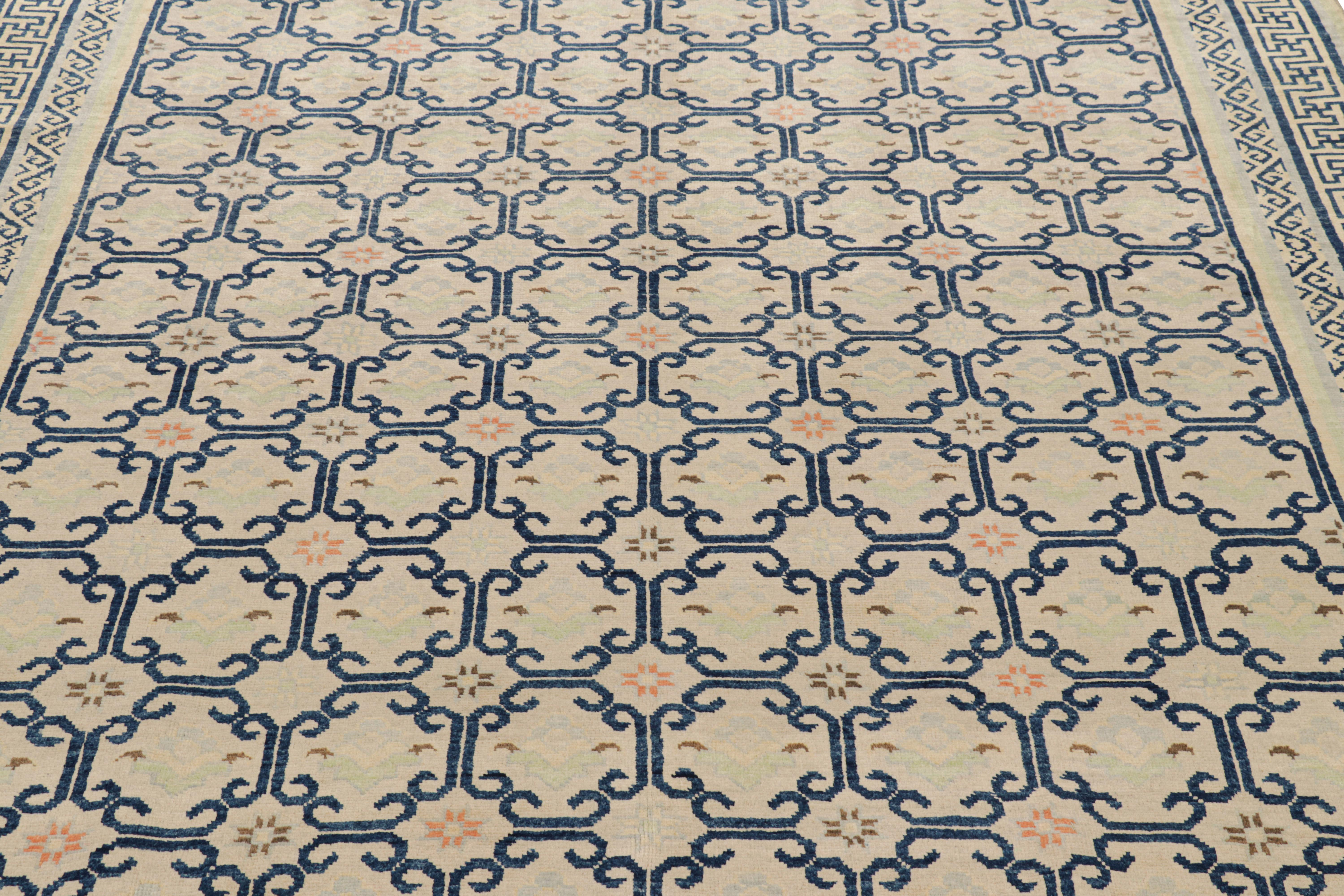 Annodato a mano Tappeto in stile Art Deco di Rug & Kilim in beige con motivi geometrici blu in vendita