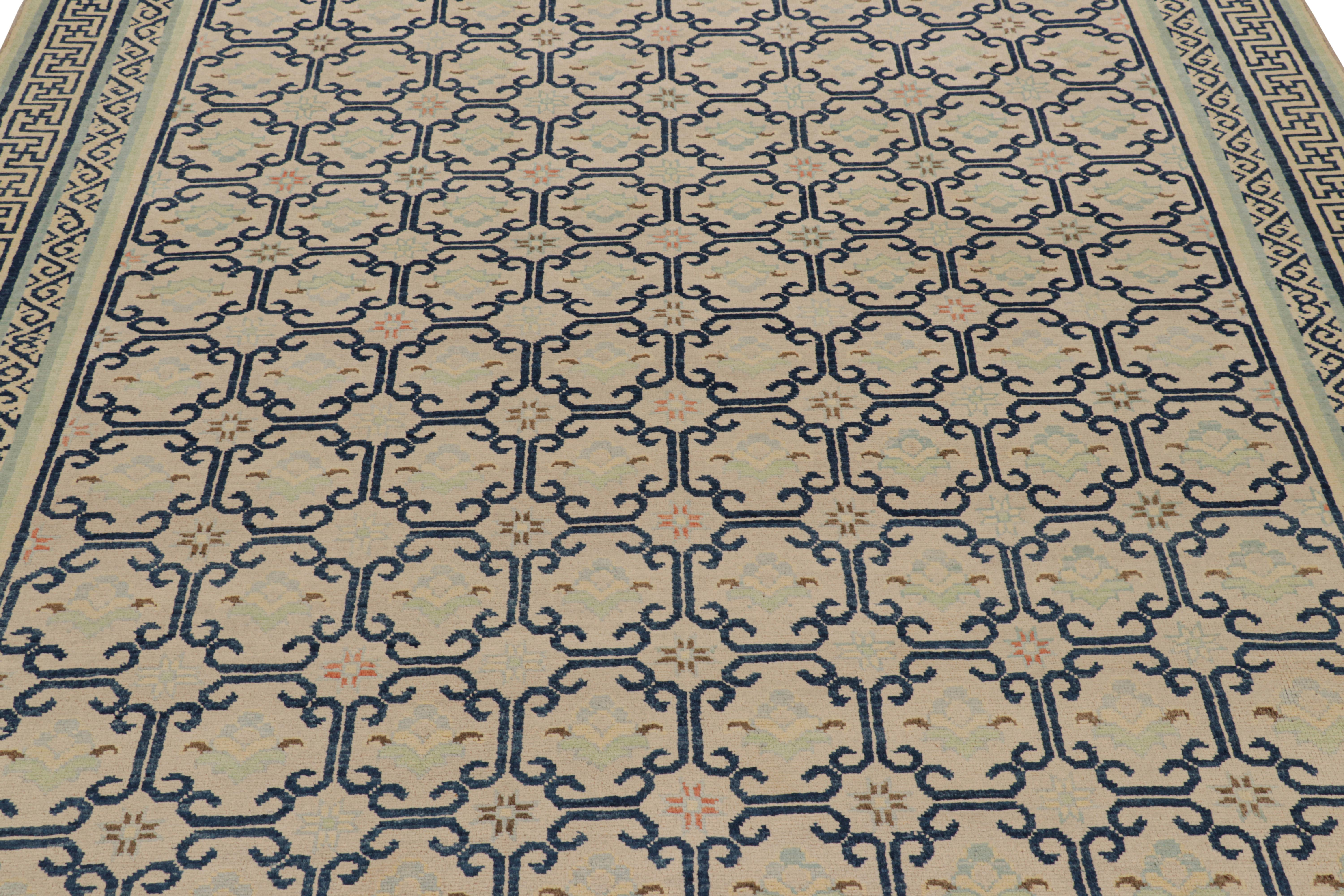 Annodato a mano Tappeto in stile Art Deco di Rug & Kilim in beige con motivi geometrici blu in vendita