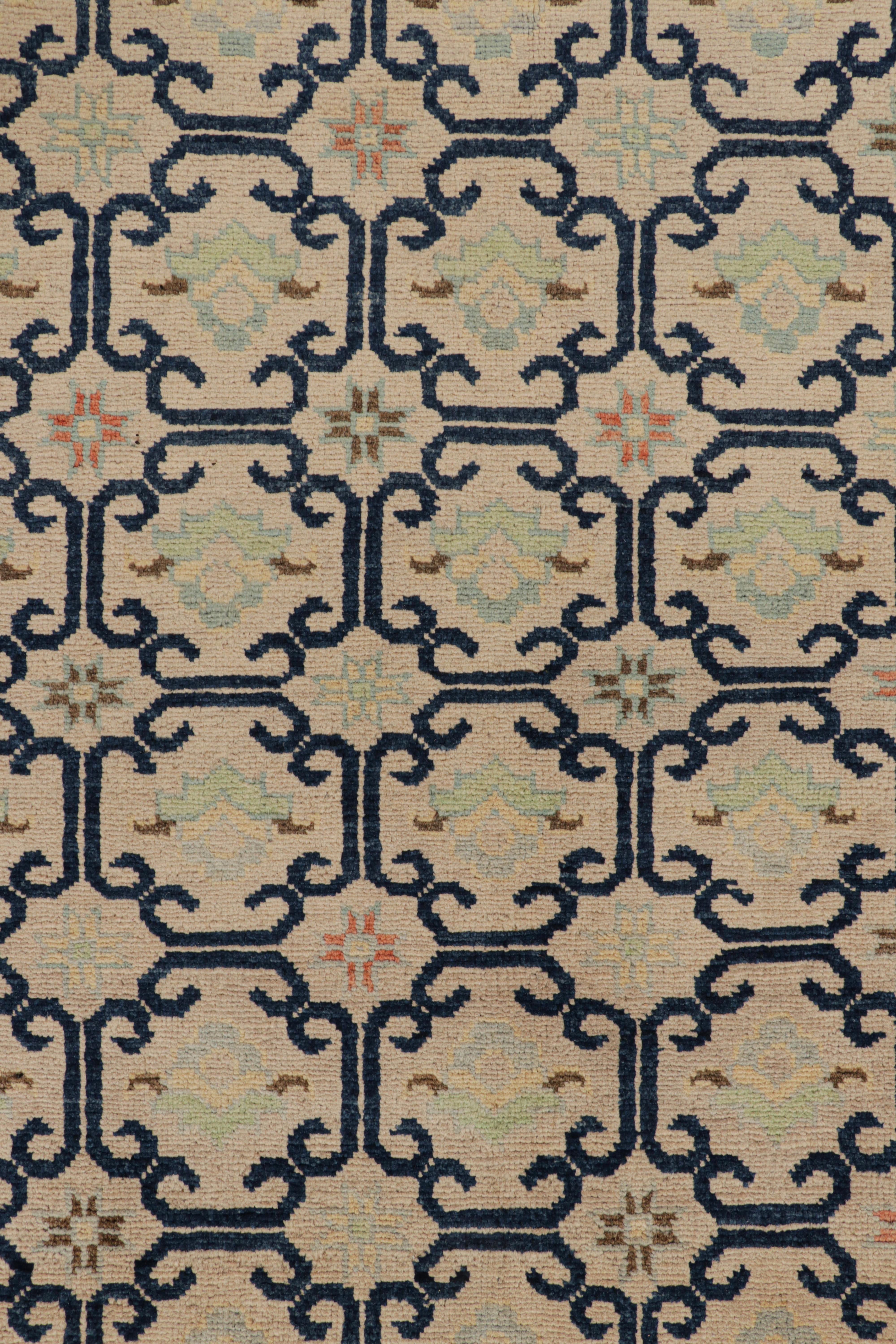 XXIe siècle et contemporain Rug & Kilim's Art Deco Style Rug in Beige with Blue Geometric Patterns (tapis de style Art déco en beige avec des motifs géométriques bleus) en vente