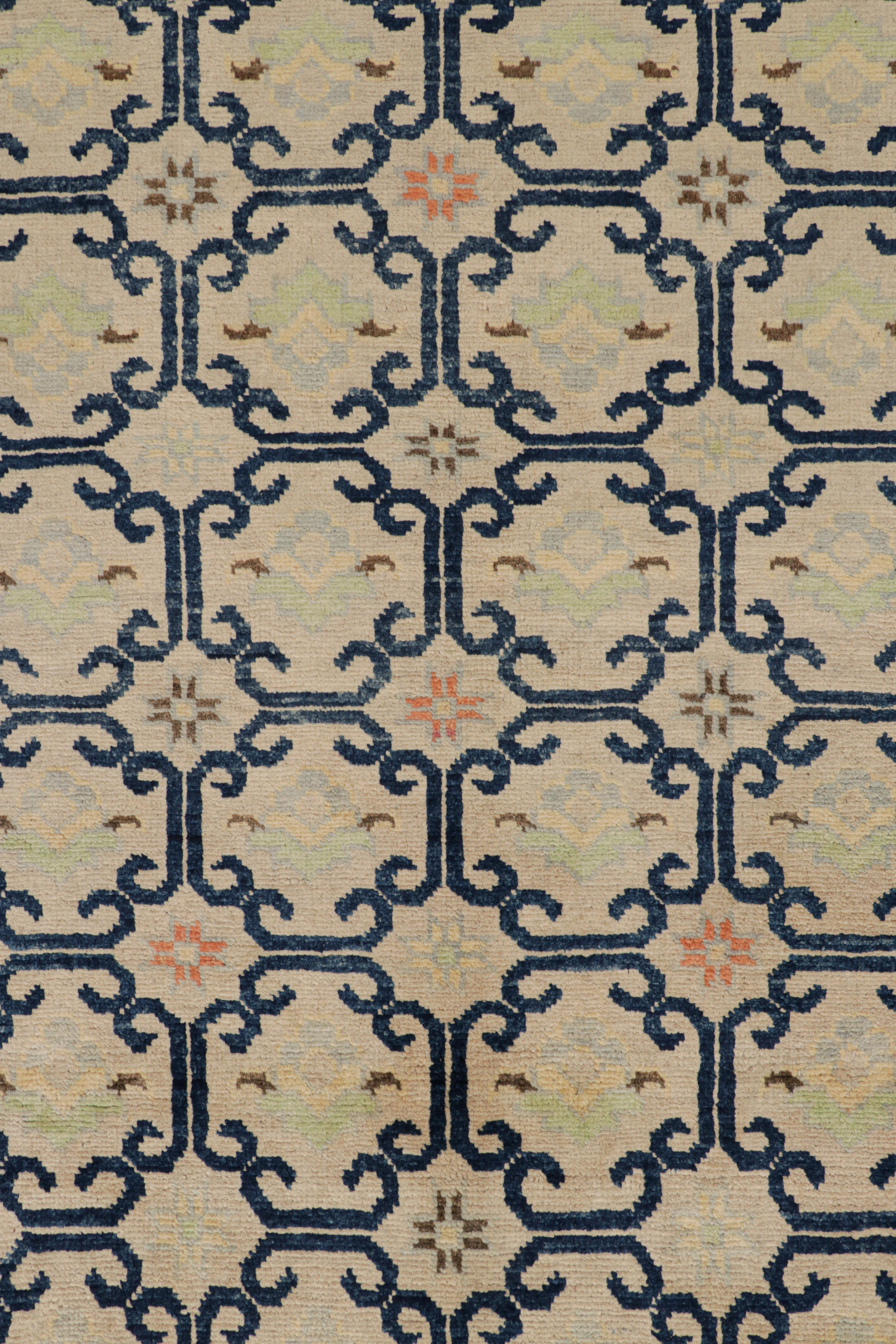XXIe siècle et contemporain Rug & Kilim's Art Deco Style Rug in Beige with Blue Geometric Patterns (tapis de style Art déco en beige avec des motifs géométriques bleus) en vente