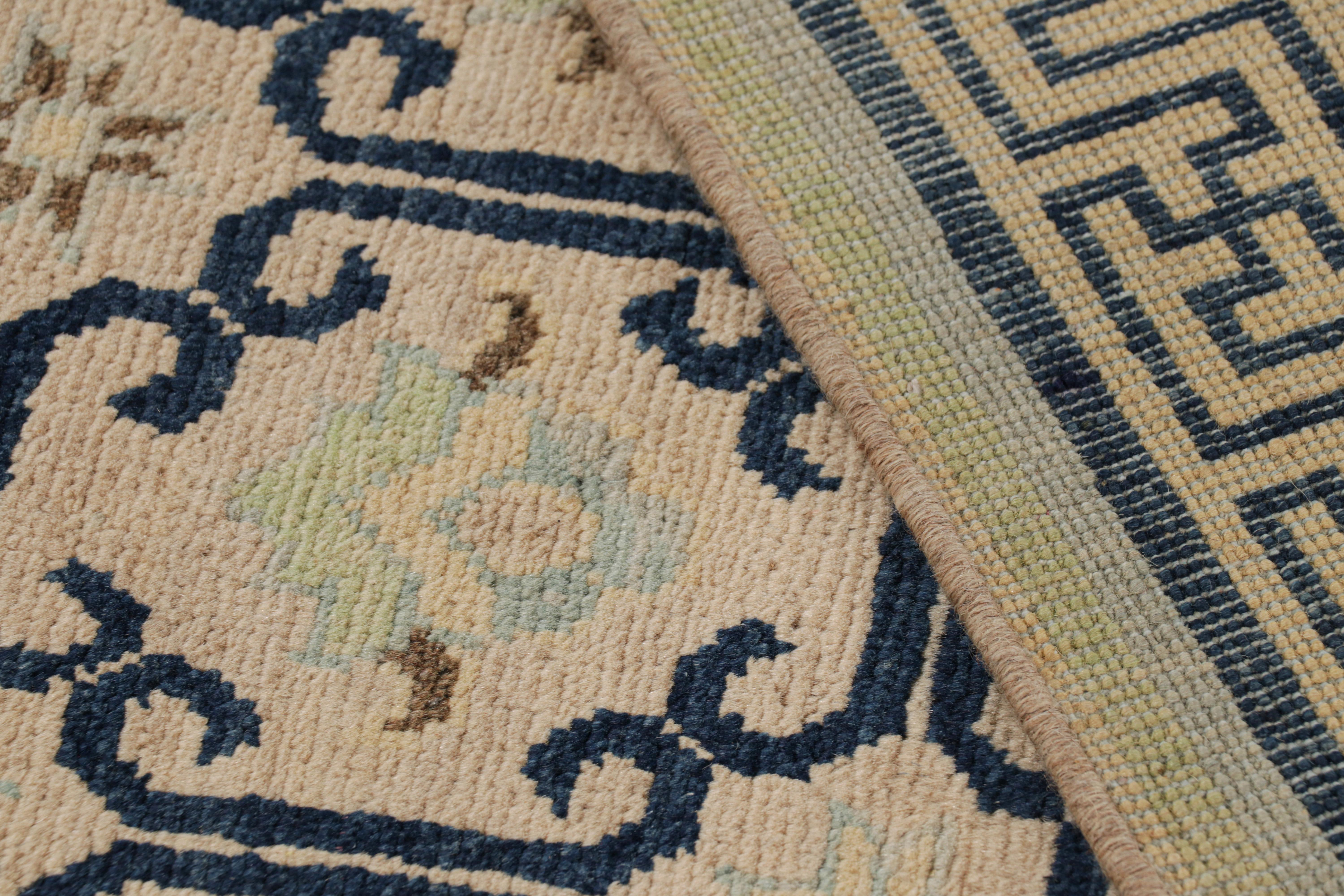 Laine Rug & Kilim's Art Deco Style Rug in Beige with Blue Geometric Patterns (tapis de style Art déco en beige avec des motifs géométriques bleus) en vente