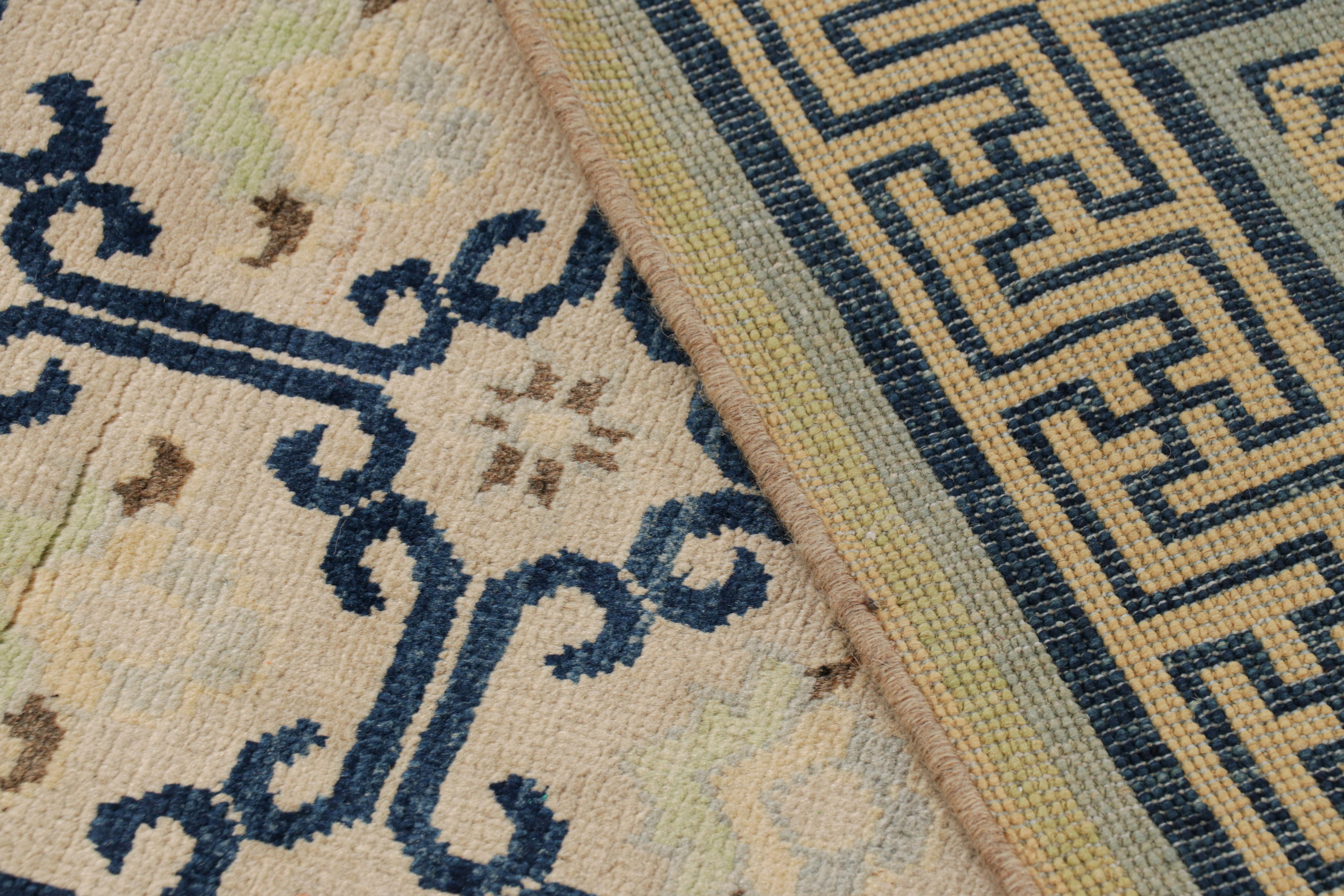 Laine Rug & Kilim's Art Deco Style Rug in Beige with Blue Geometric Patterns (tapis de style Art déco en beige avec des motifs géométriques bleus) en vente