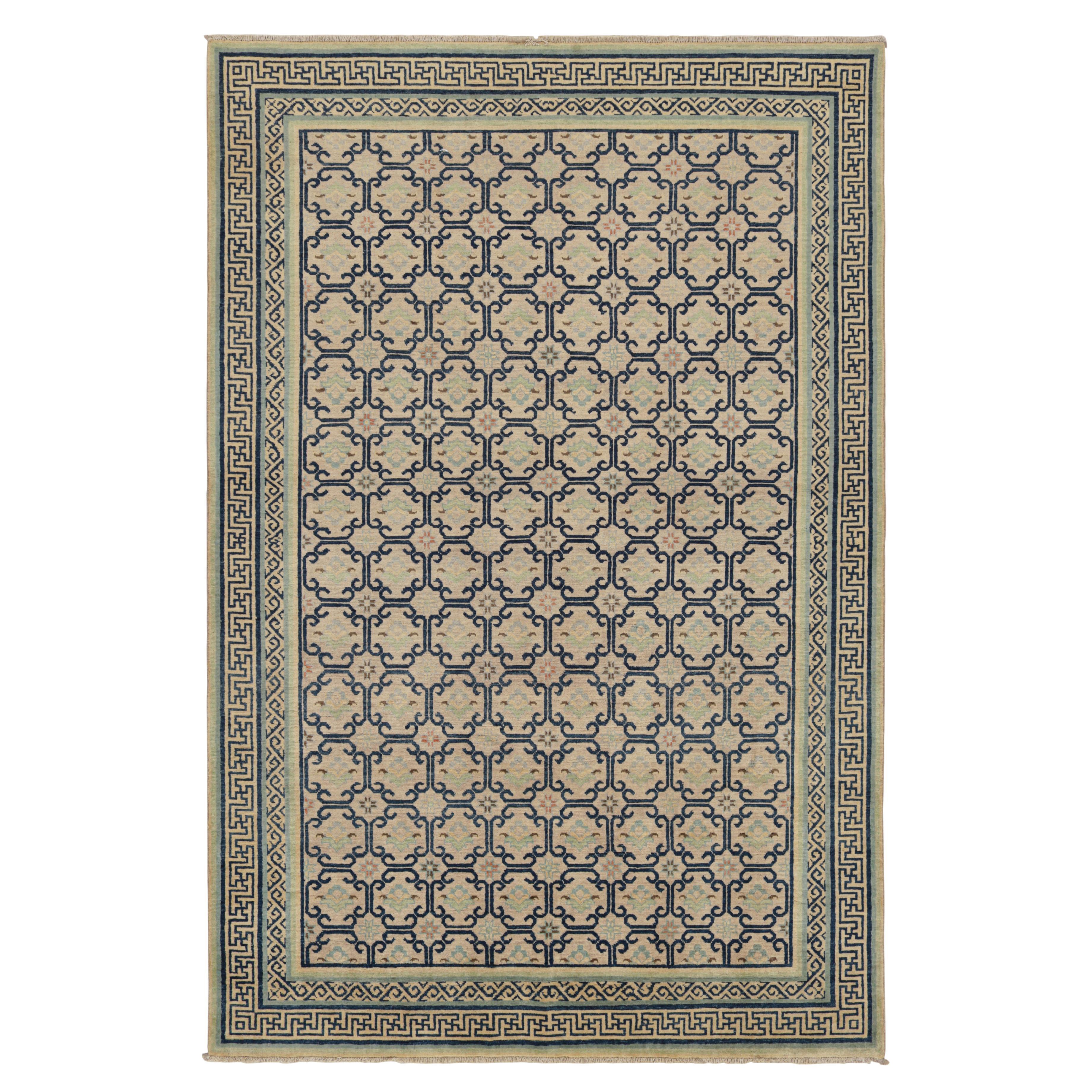 Tappeto in stile Art Deco di Rug & Kilim in beige con motivi geometrici blu in vendita