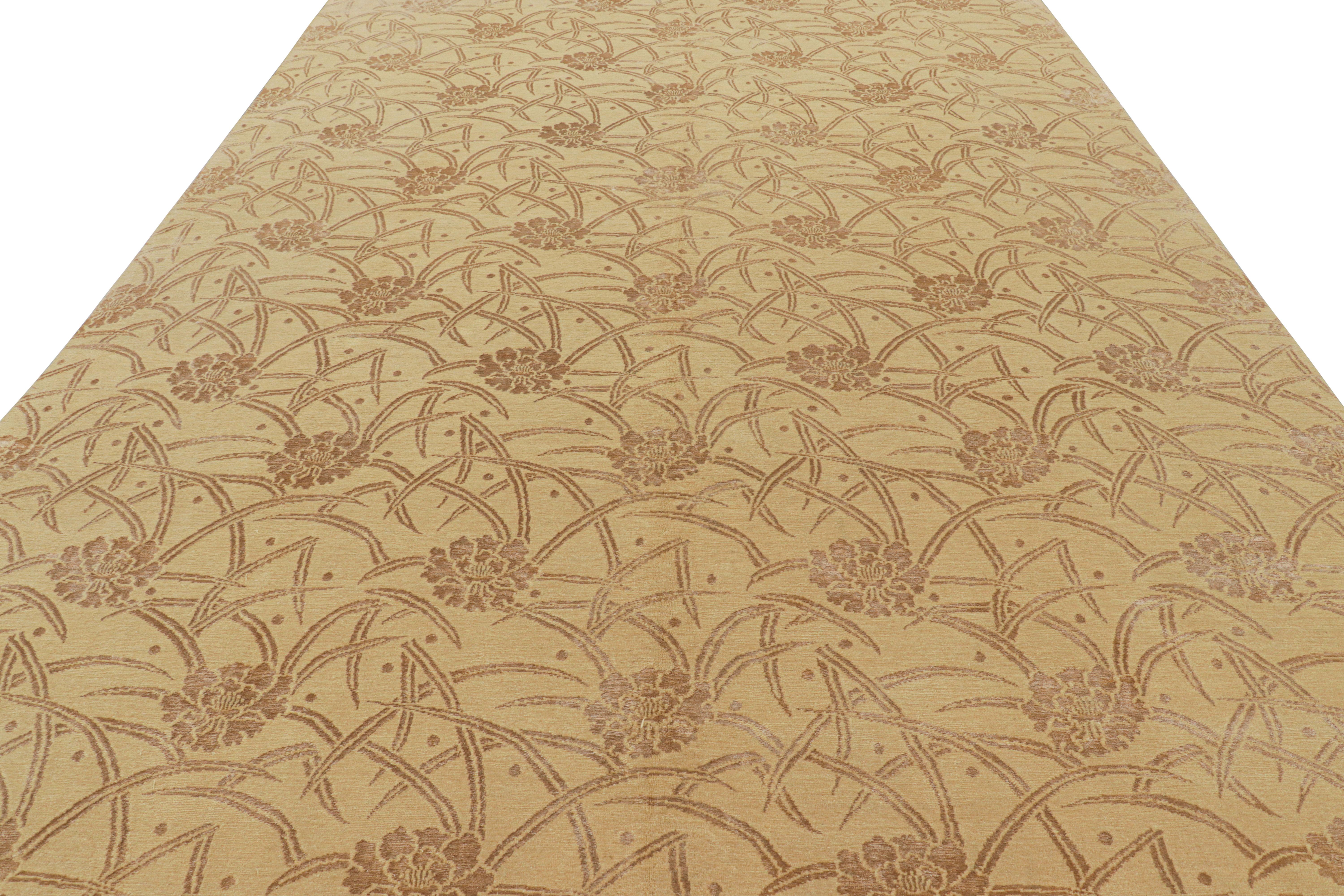 Annodato a mano Rug & Kilim è un tappeto in stile Art Deco in oro con motivi floreali beige 