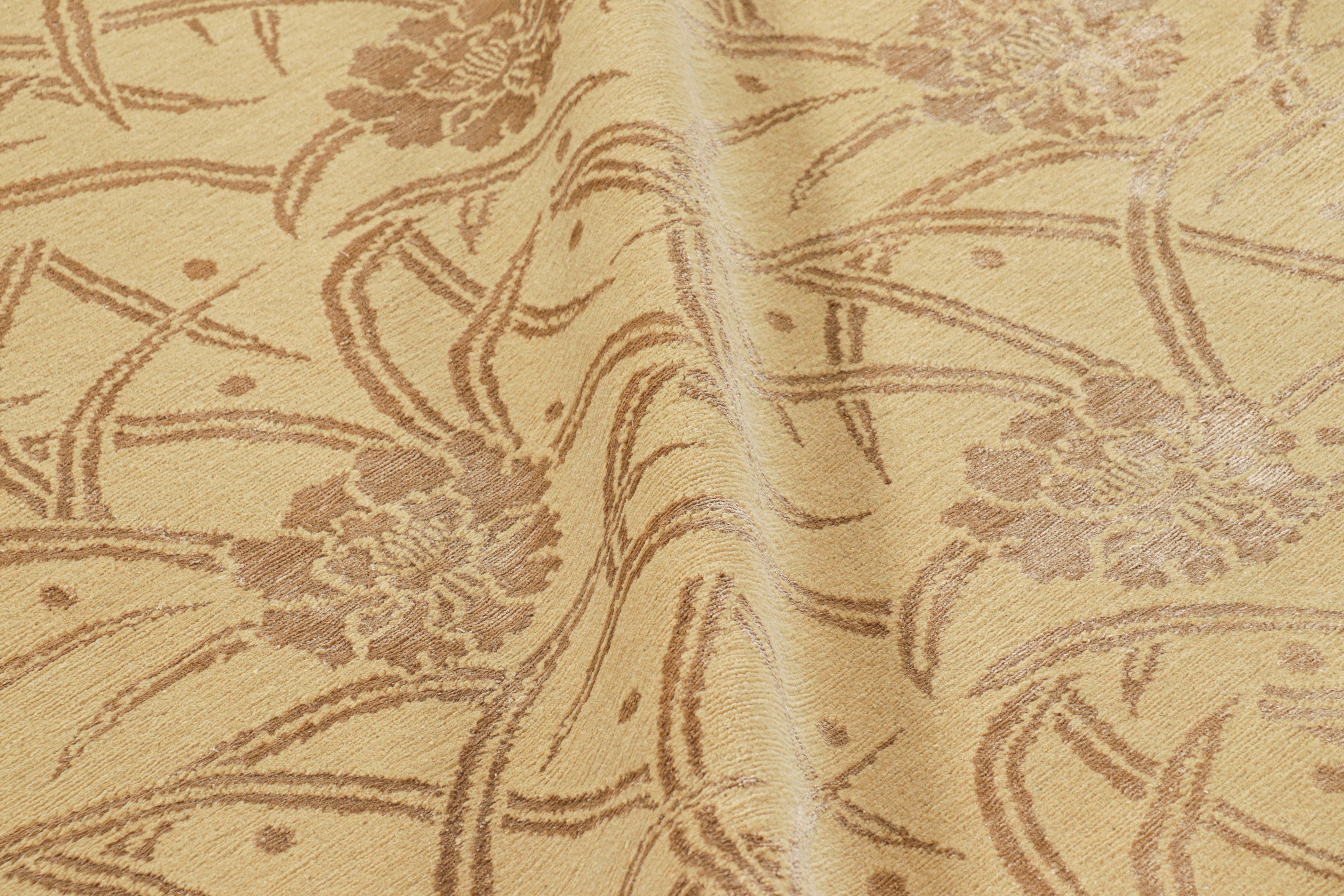 Rug & Kilim è un tappeto in stile Art Deco in oro con motivi floreali beige 