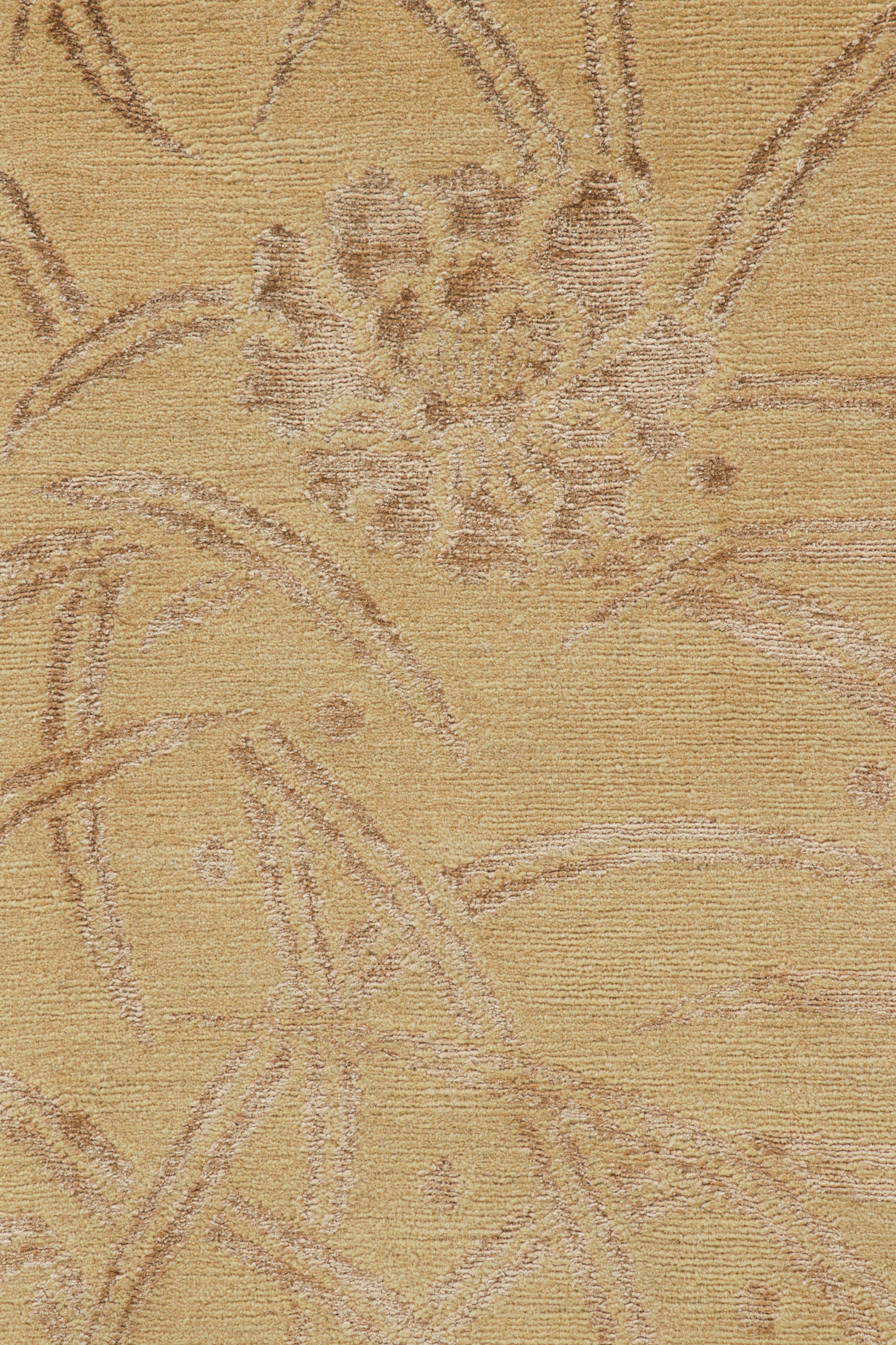 XXI secolo e contemporaneo Rug & Kilim è un tappeto in stile Art Deco in oro con motivi floreali beige 