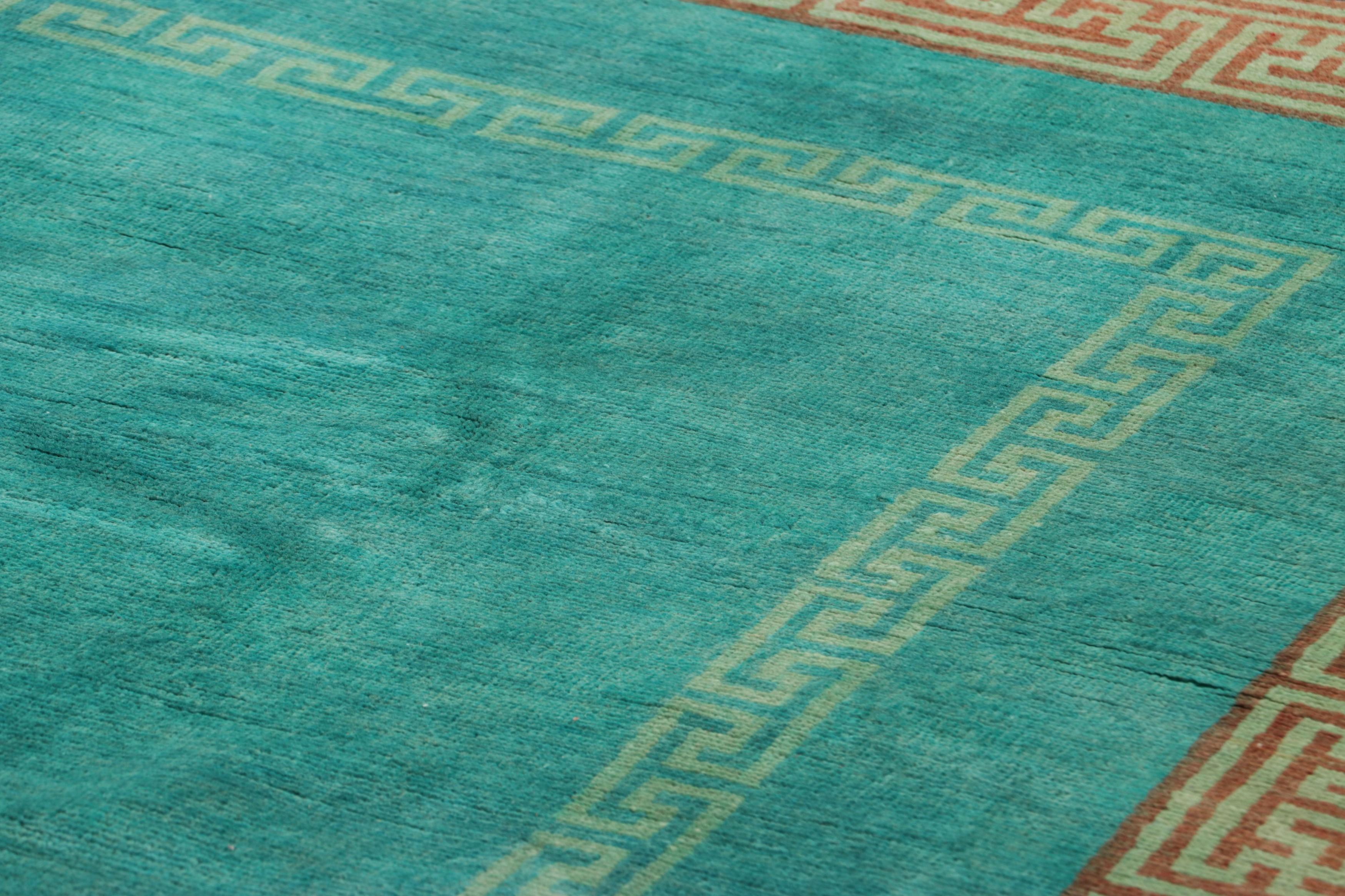 Fabricada en un lujoso pelo de lana anudado a mano, esta alfombra de 8x10 es una nueva y emocionante incorporación a la Colección Art Déco China de Rug & Kilim; un fabuloso juego de diseño de campo abierto y bordes geométricos, inspirado en raras