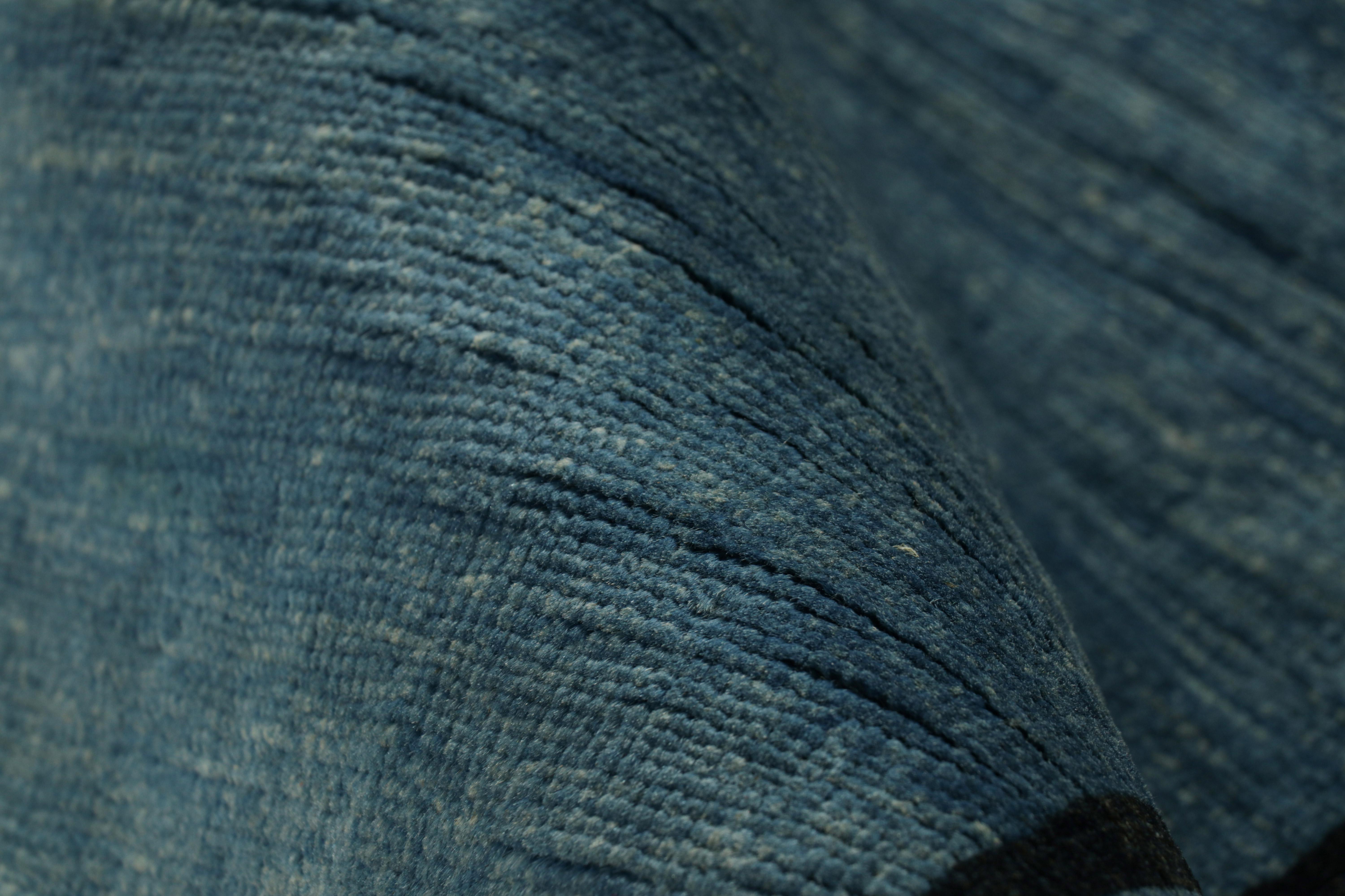 XXI secolo e contemporaneo Tappeto in stile Art Deco di Rug & Kilim con campo aperto blu chiaro e bordi geometrici in vendita