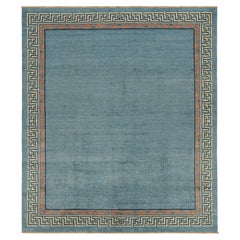 Rug & Kilim's Art Deco Style Teppich mit hellblauem offenem Feld und geometrischen Bordüren