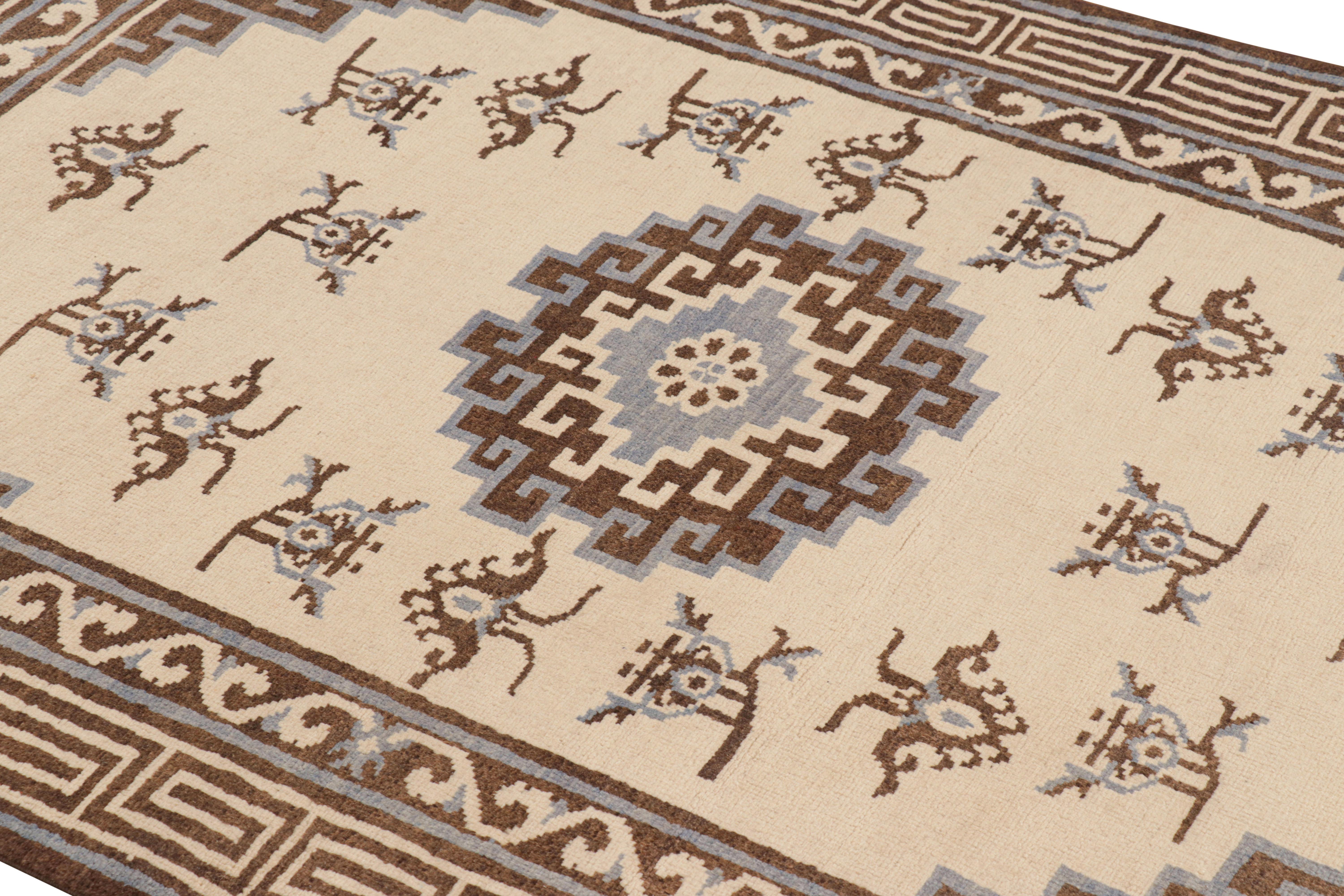 Noué à la main en laine, ce tapis 4x5 Modern Classics de Rug & Kilim s'inspire des anciens tapis chinois de Pékin, ainsi que des tapis Art déco du style Chinoiserie des années 1920.

Sur le Design : 

Un champ et une bordure d'un blanc crème clair