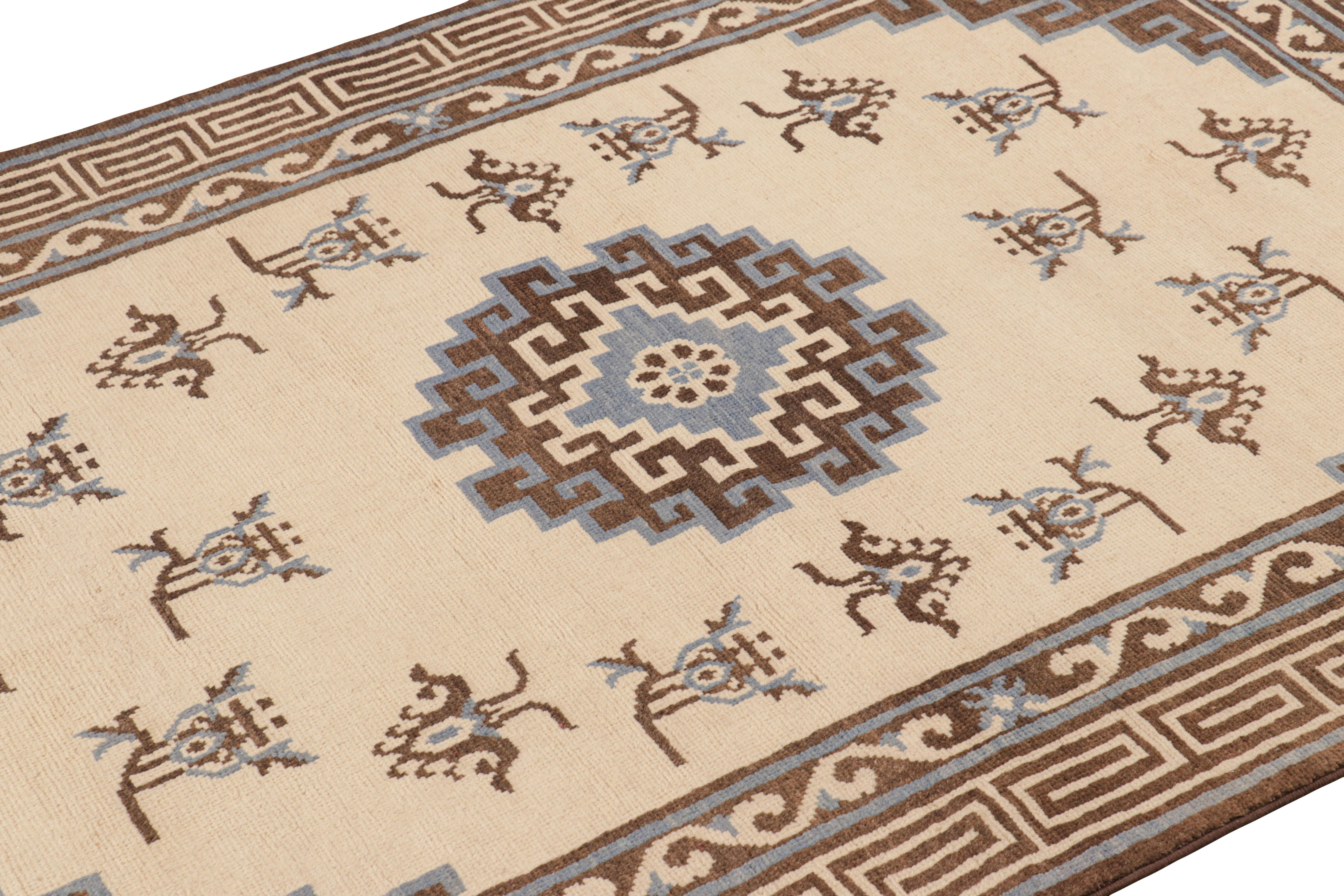Anudada a mano en lana, esta alfombra Modern Classics 4x6 de Rug & Kilim se inspira en antiguas alfombras chinas Art Déco del estilo Chinoiserie de los años 20.

Sobre el diseño: 

Un campo y un borde de color blanco crema claro subrayan un juego de
