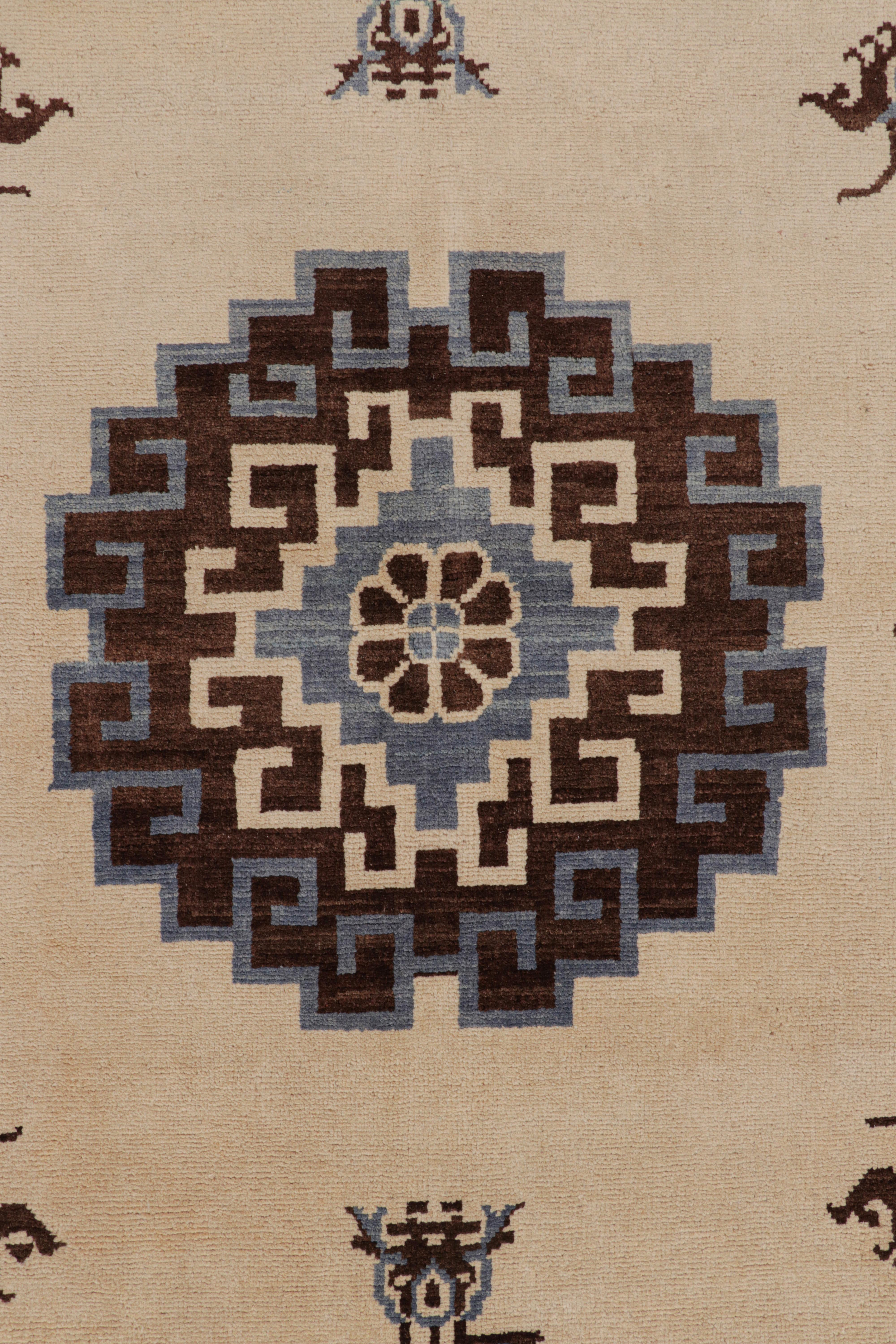 Art déco Rug & Kilim's Art Deco Style Rug with Medallion and Butterfly Patterns (tapis de style art déco avec motifs de médaillons et de papillons) en vente