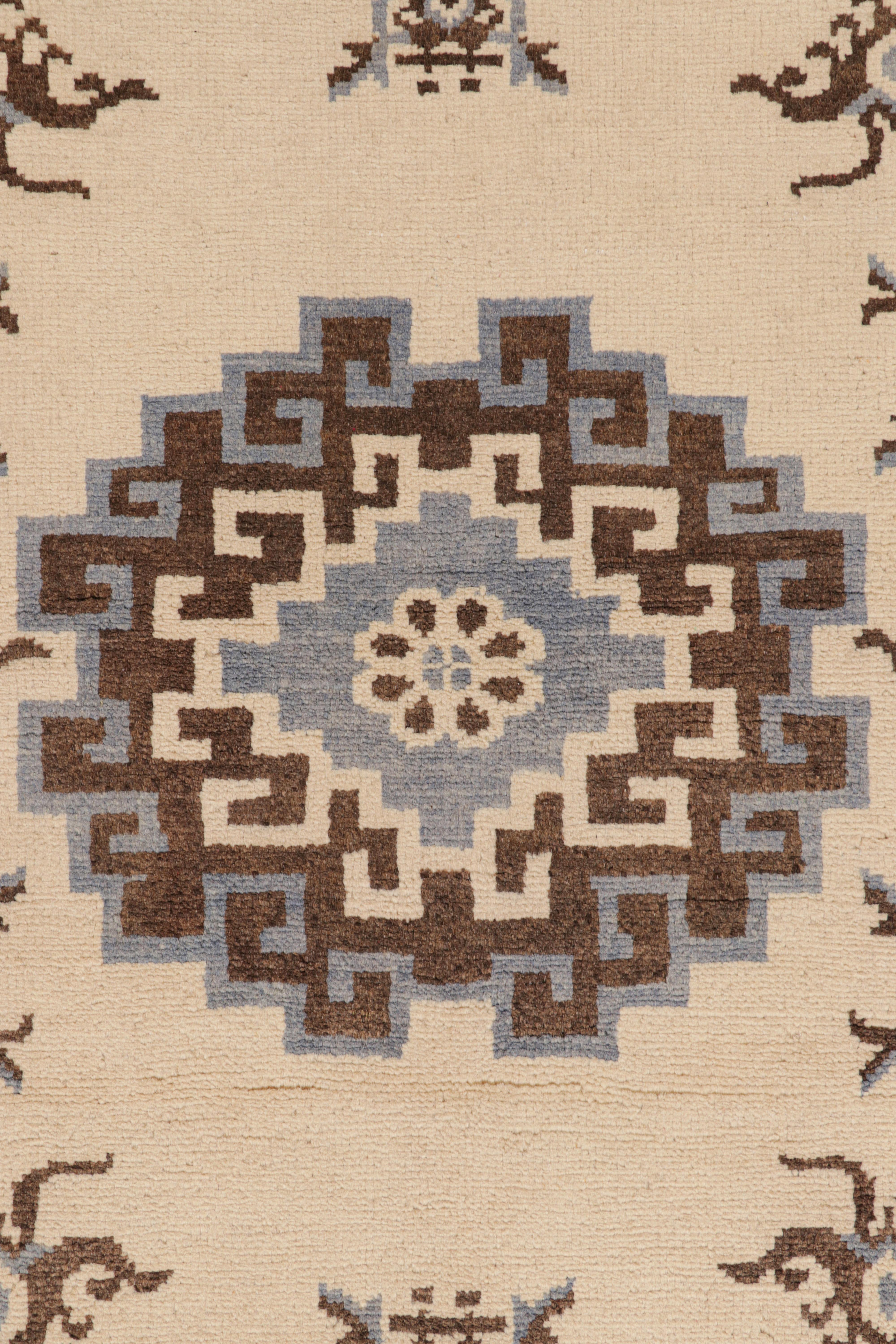 Art déco Rug & Kilim's Art Deco Style Rug with Medallion and Butterfly Patterns (tapis de style art déco avec motifs de médaillons et de papillons) en vente