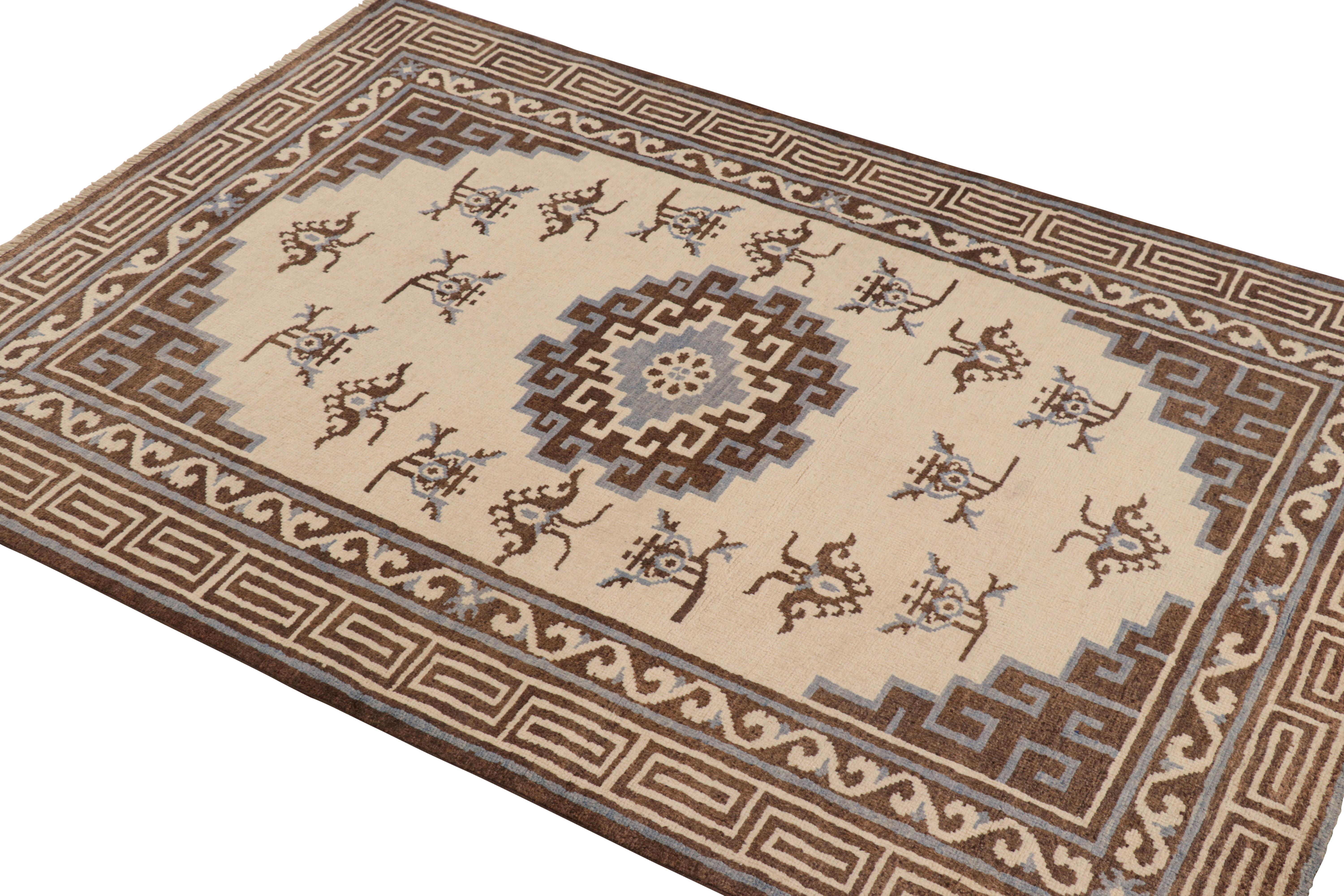 Afghan Rug & Kilim's Art Deco Style Rug with Medallion and Butterfly Patterns (tapis de style art déco avec motifs de médaillons et de papillons) en vente