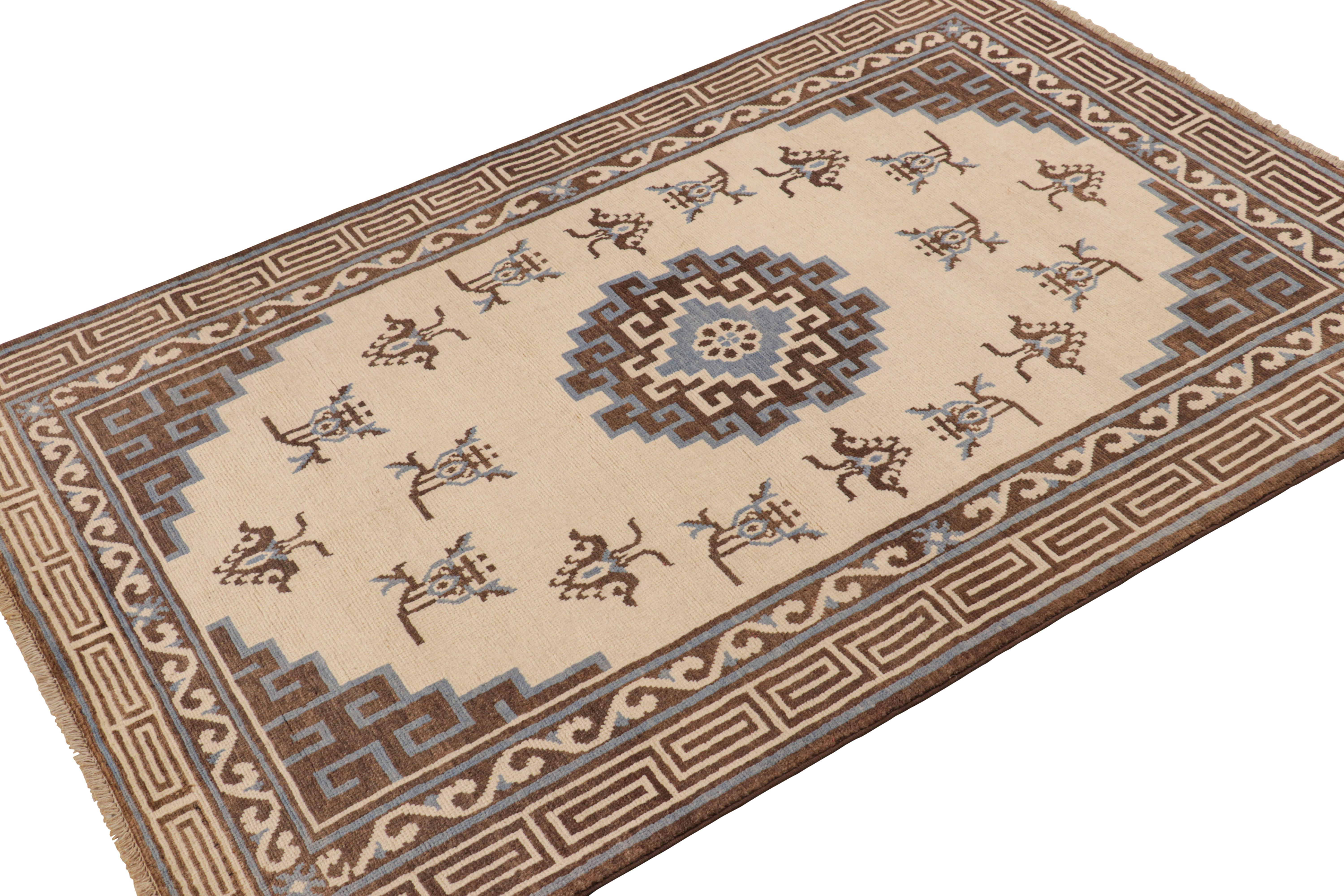 Alfombra de estilo Art Déco de Rug & Kilim con motivos de medallones y mariposas Afgano en venta