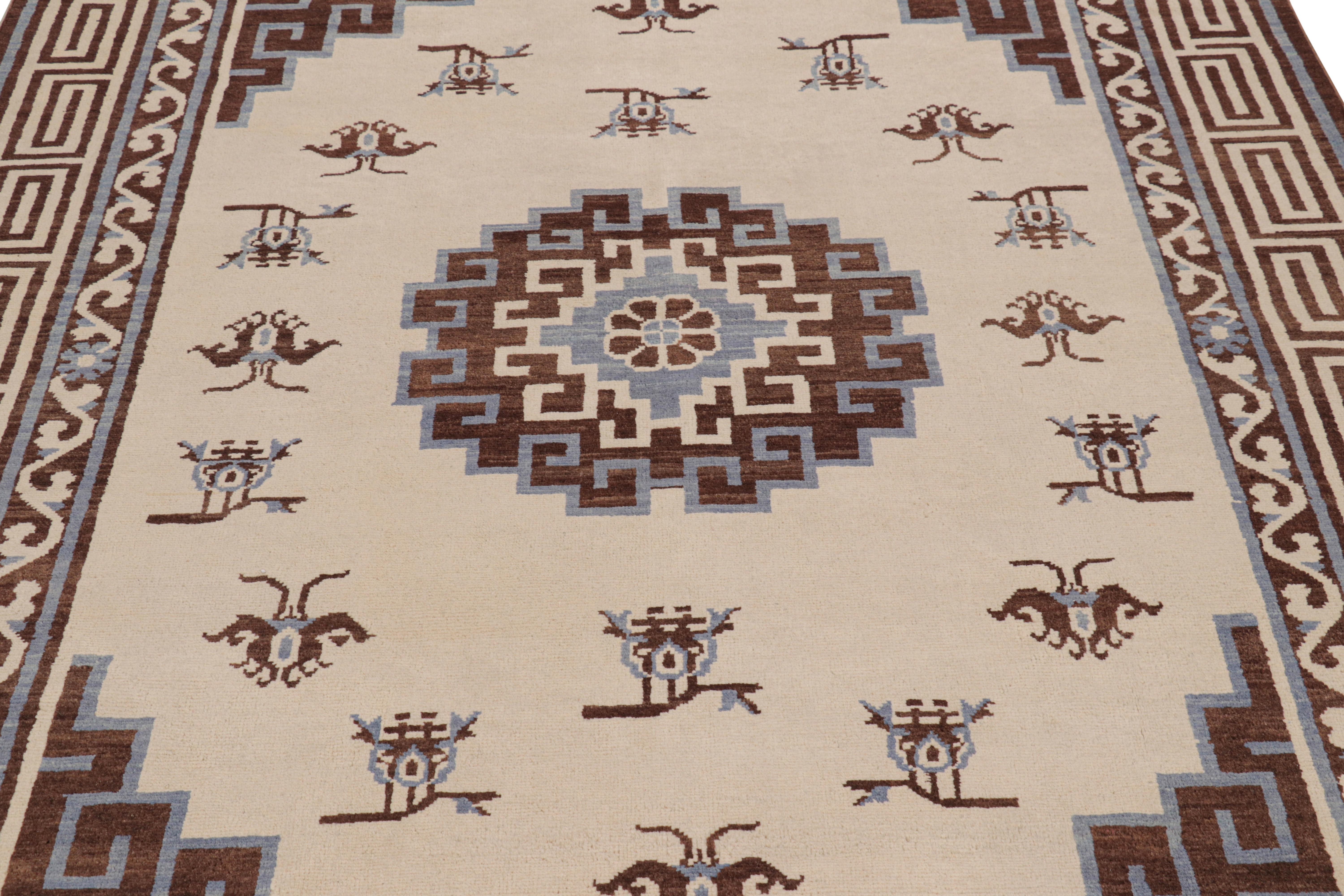 Noué à la main Rug & Kilim's Art Deco Style Rug with Medallion and Butterfly Patterns (tapis de style art déco avec motifs de médaillons et de papillons) en vente