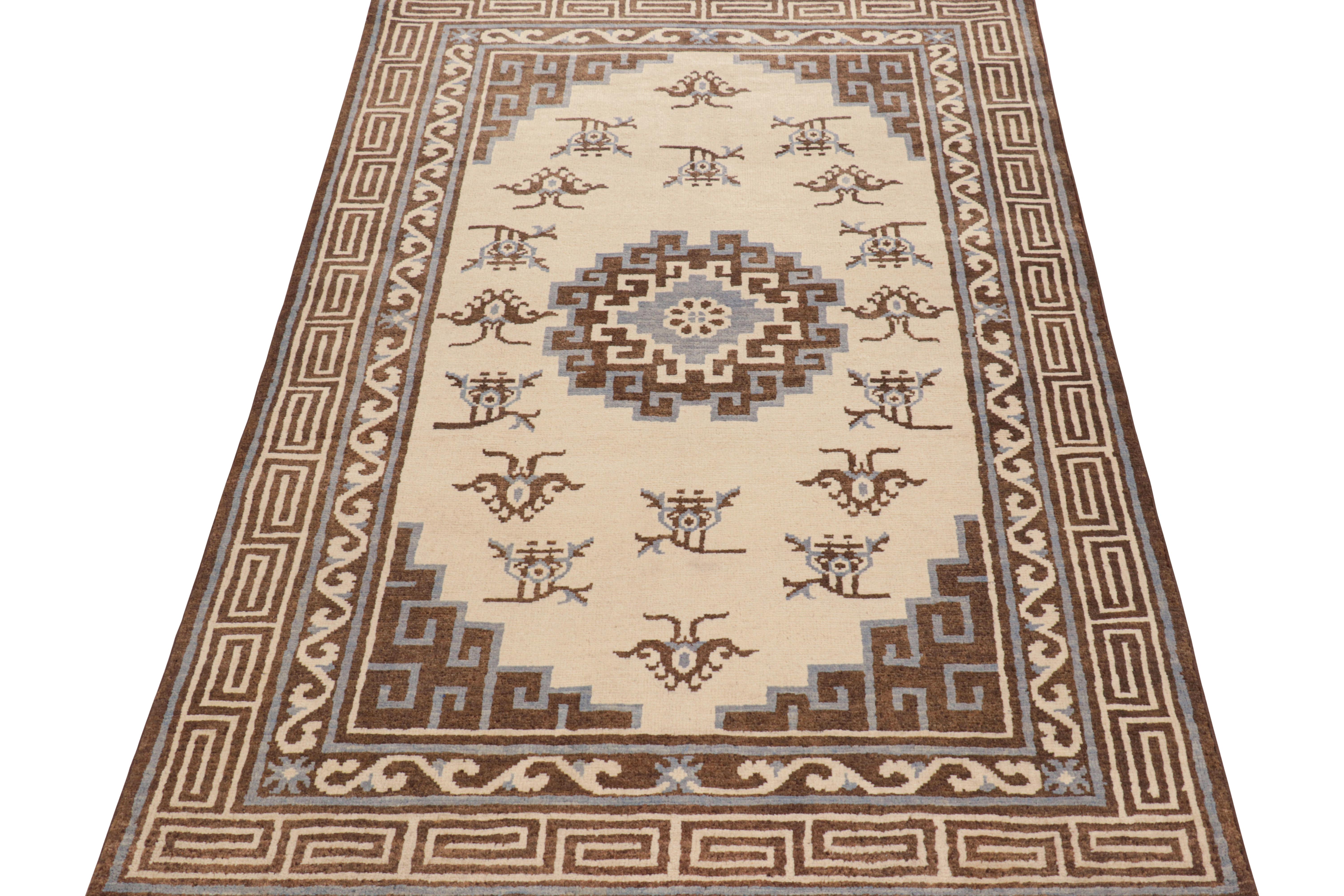 Noué à la main Rug & Kilim's Art Deco Style Rug with Medallion and Butterfly Patterns (tapis de style art déco avec motifs de médaillons et de papillons) en vente