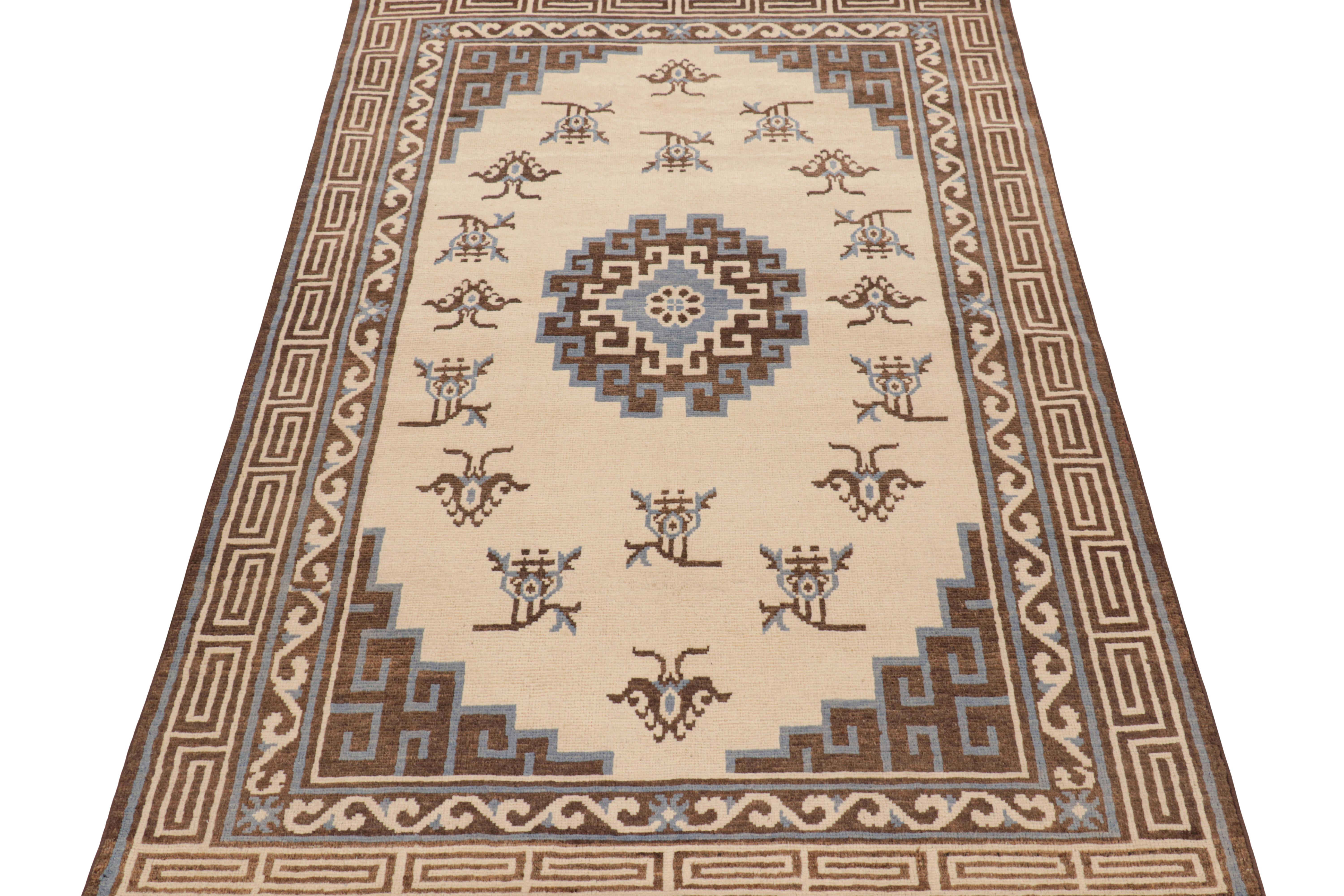 Alfombra de estilo Art Déco de Rug & Kilim con motivos de medallones y mariposas Anudado a mano en venta