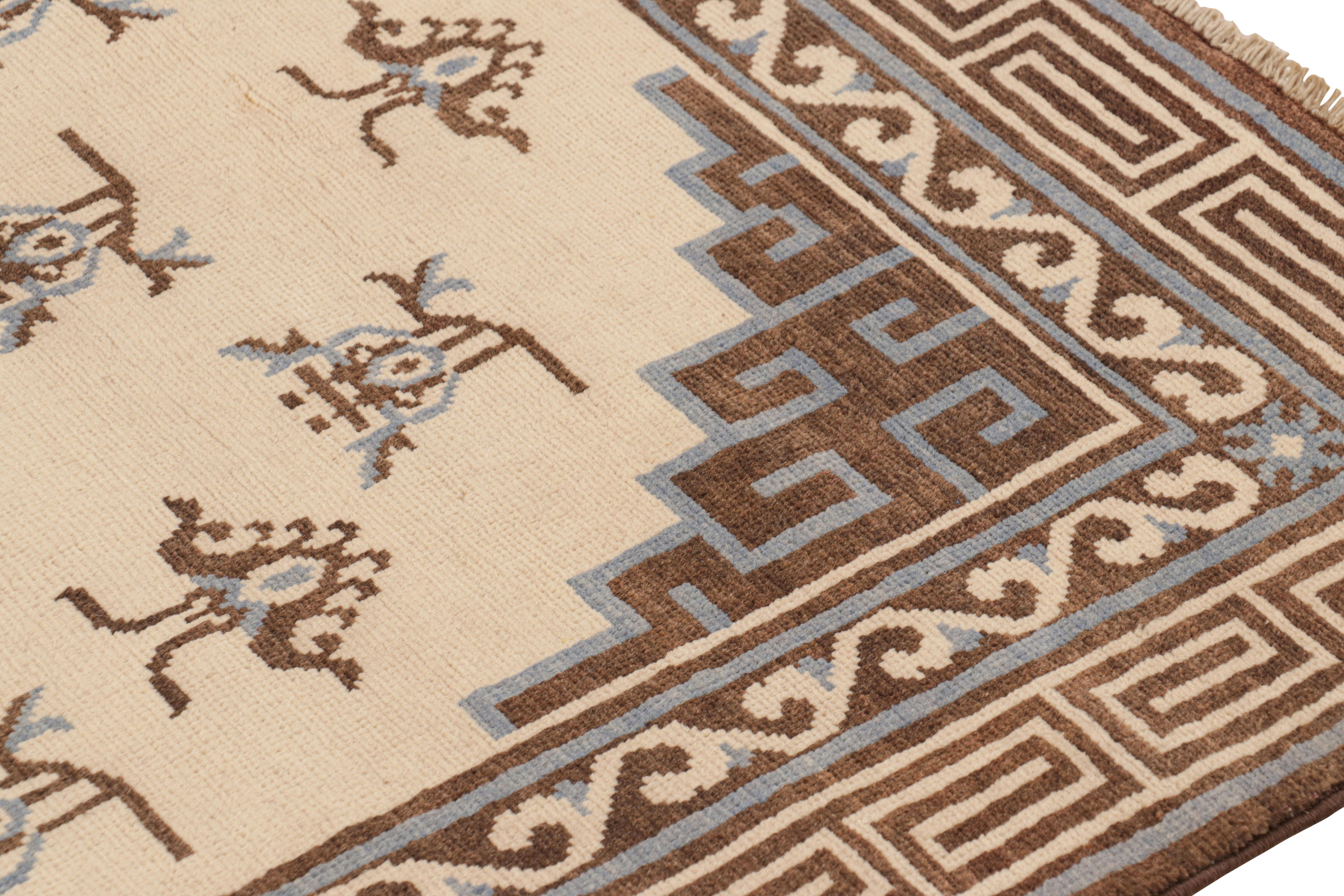 XXIe siècle et contemporain Rug & Kilim's Twin Art Deco Style Rugs in Beige with Blue Geometric Patterns (tapis jumeaux de style Art déco en beige avec des motifs géométriques bleus) en vente