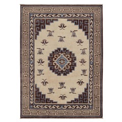 Rug 
Kilim
s Art Deco Style Rug with Medallion and Butterfly Patterns (tapis de style art déco avec motifs de médaillons et de papillons)