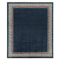 Rug & Kilim's Art Deco Style Teppich mit marineblauem, offenem Feld und geometrischen Bordüren