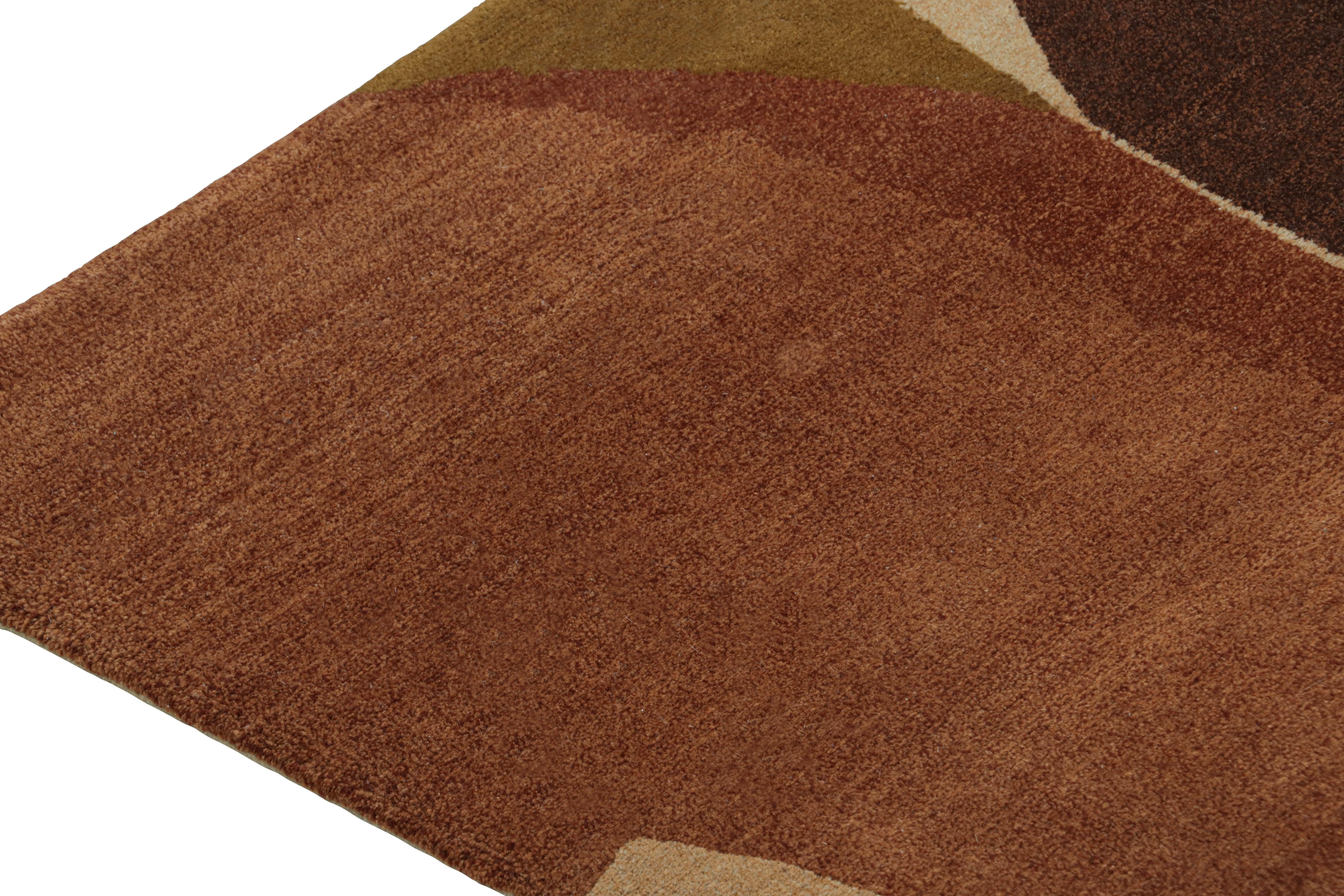 Annodato a mano Rug & Kilim è un runner in stile Art Deco con motivi geometrici nei toni del marrone. in vendita