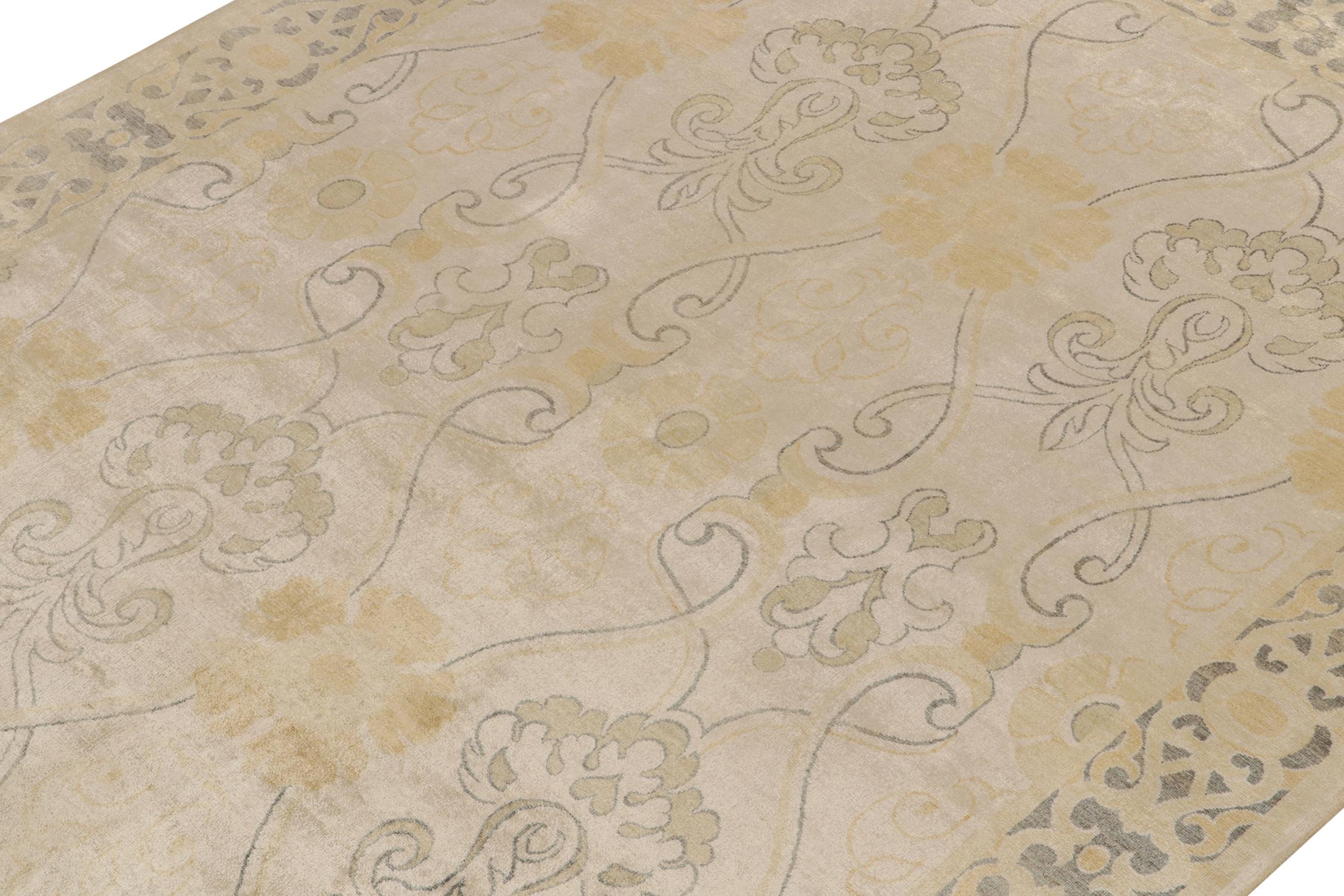 Rug & Kilim's Jugendstil-Teppich in Beige mit goldenen Spalierblumenmustern (Indisch) im Angebot