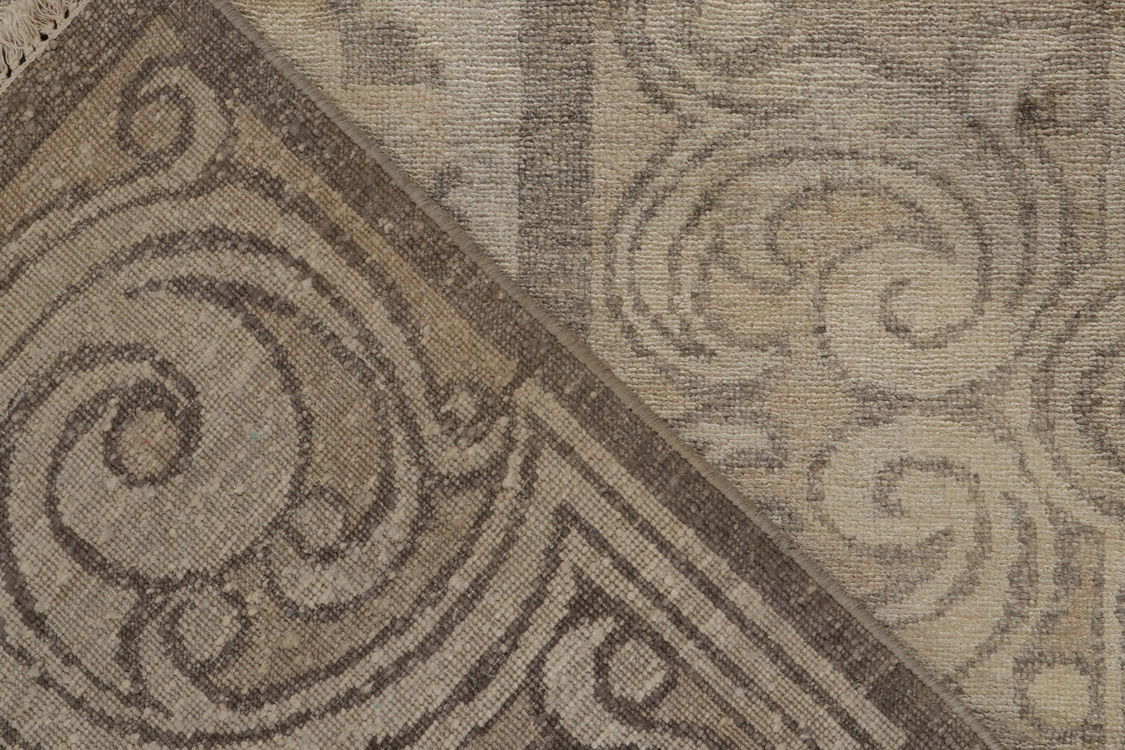 Rug & Kilims Teppich im Arts & Craft-Stil mit beige-braunen Medaillon-Mustern im Zustand „Neu“ im Angebot in Long Island City, NY