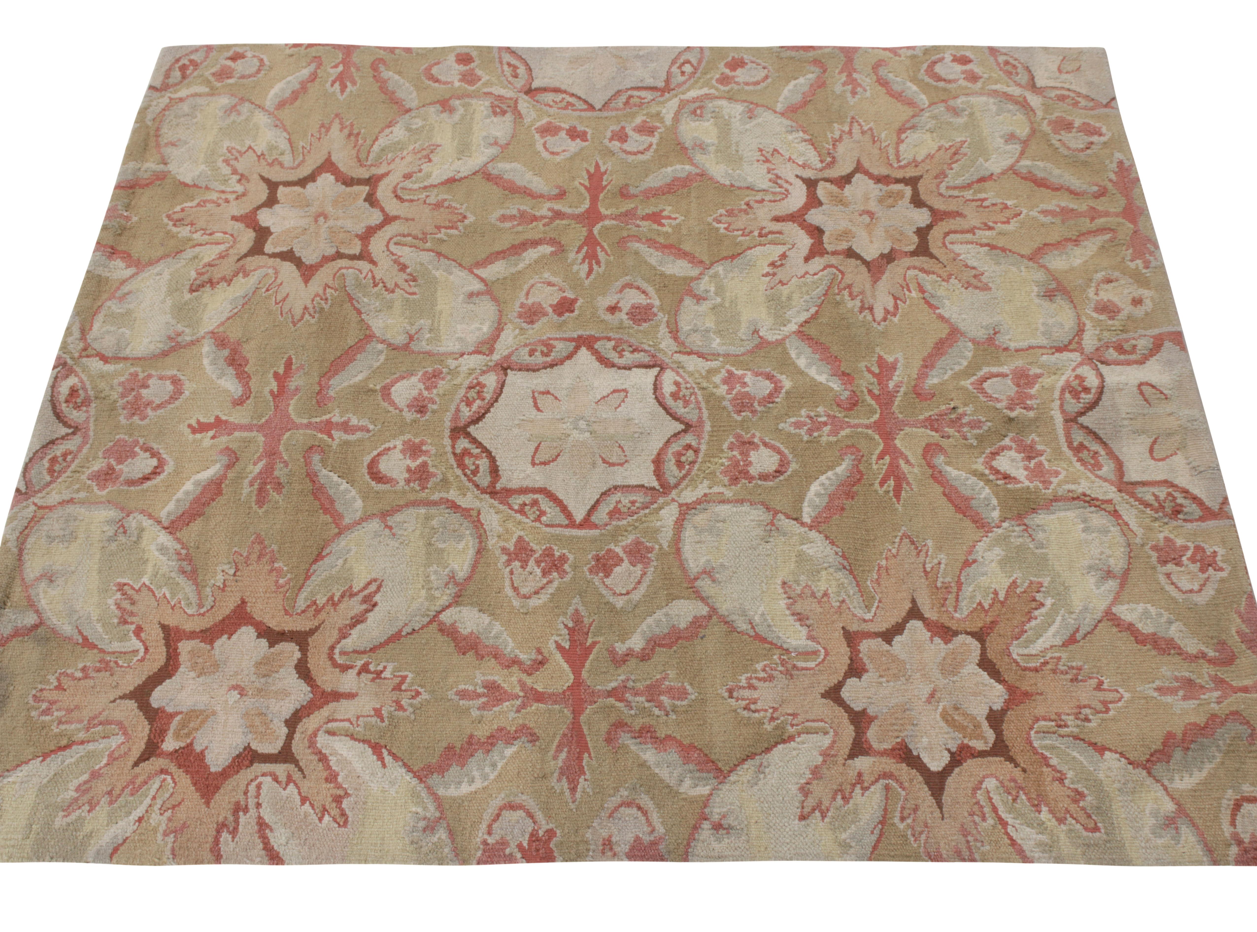 Una pieza de tamaño cuadrado que celebra los estilos de tejido de los tapices de Aubusson del siglo XVIII, uniéndose a la codiciada Colección Europea de Rug & Kilim. Tejida a mano en lana y ejemplificando la elegancia neoclásica, la alfombra